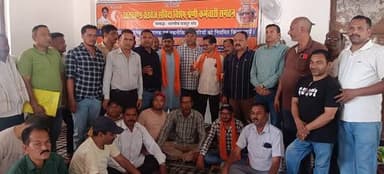 टनकपुर : मुख्यमंत्री के निर्देश पर रोडवेज संविदा कर्मचारियों से मिले नोडल अधिकारी केदार सिंह बृजवाल एवं विधायक प्रतिनिधि दीपक रजवार, जूस पिलाकर अनशन समाप्त कराया... पूरी खबर कमेंट बॉक्स में 👇