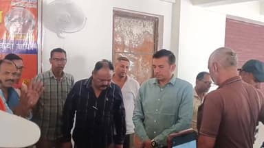 टनकपुर : मुख्यमंत्री के निर्देश पर रोडवेज संविदा कर्मचारियों से मिले नोडल अधिकारी केदार सिंह बृजवाल एवं विधायक प्रतिनिधि दीपक रजवार, जूस पिलाकर अनशन समाप्त कराया
