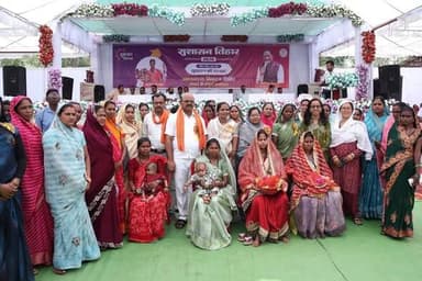 सुशासन तिहार 2026 : डौंडीलोहारा विकासखंड के ग्राम रेंगाडबरी में आयोजित हुआ जनसमस्या निवारण शिविर।
शासन की विभिन्न जनकल्याणकारी योजनाओं से लाभान्वित हुए हितग्राही।
शिविर में बड़ी संख्या में शामिल हुए क्षेत्र के जनप्रतिनिधि और ग्रामीण, आवेदनों का किया गया निराकरण।
#सुशासन_तिहार_2026
#sushasantihar2026
#BalodDistrict
#Chhattisgarh