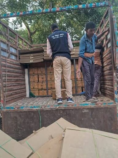 मद्यनिषेध एवं राज्य स्वापक नियंत्रण ब्यूरो बिहार (P&SNCB) के विशेष अभियान दल को गुप्त सूचना प्राप्त हुई कि बिहार में चंडीगढ़ से विदेशी शराब का परिवहन किया जा रहा है। प्राप्त सूचना के आधार पर सारण जिला के मकेर थाना की पुलिस टीम एवं मद्यनिषेध एवं राज्य स्वापक नियंत्रण ब्यूरो के द्वारा त्वरित कार्रवाई करते हुए दिनांक 01/06/2026 को एक 06 चक्का DCM ट्रक से लगभग 3374 लीटर विदेशी शराब को बरामद एवं जप्त किया गया तथा मौके से 01 अभियुक्त को गिरफ्तार किया गया है। अग्रतर कार्यवाही की जा रही है।
#deshhitsamachar11 #viralreelschallenge #fightcoronavirus
#BiharPolice #HainTaiyaarHum #BiharProhibition #Bihar
Home Department, Govt. of Bihar Information & Public Relations Department, Government of Bihar Saran Police