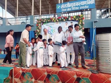 खेल स्वस्थ रहने व व्यक्ति विकास में सहायक - विधायक डॉ चौधरी
31 दिवसीय ग्रीष्मकालीन खेल प्रशिक्षण शिविर का समापन
–––
–––
ग्रीष्मकालीन खेल प्रशिक्षण शिविर का समापन समारोह सांची विधायक डॉ प्रभुराम चौधरी के मुख्य आतिथ्य में रायसेन स्थित खेल स्टेडियम में संपन्न हुआ। समापन अवसर पर मुख्य अतिथि विधायक डॉ चौधरी ने खेलों में रायसेन के खिलाड़ियों की उपब्धियों को सराहा। उन्होंने खेल विभाग के प्रयास की सराहना करते हुए कहा कि समर कैंप “आरोह-2026” के माध्यम से रायसेन जिले के युवाओं को मोबाईल व नशे से दूर रखकर ग्रीष्म अवकाश का सदुपयोग कराया।
खेल और युवा कल्याण विभाग, रायसेन के द्वारा ग्रीष्मकालीन खेल प्रषिक्षण षिविर आरोह का आयोजन रायसेन जिले में 20 स्थानों पर किया गया। उक्त प्रषिक्षण षिविर के अन्तर्गत दिनांक 1 मई से 02 जून 2026 तक जिले के प्रत्येक विकासखण्ड स्तर पर ग्रीष्मकालीन खेल प्रशिक्षण शिविर का आयोजन किया गया, जिसका समापन दिनांक 02-06-2026 को खेल परिसर रायसेन में किया गया। प्रशिक्षण शिविर के समापन के अवसर पर विधायक डाँ. प्रभुराम चौधरी, जिला विकास समिति सदस्य श्री जमुना सेन एवं विधायक प्रतिनिधि श्री ब्रजेश चतुर्वेदी, जिला खेल अधिकारी श्री जलज चतुर्वेदी, श्री प्रियंक शिंदे, श्री मनीष मिश्रा, श्री भानू प्रताप सिंह, श्री अंकित कुशवाहा उपस्थित थे ।
ग्रीष्मकालीन प्रशिक्षण शिविर में प्रशिक्षकों द्वारा खेल के तकनीक, नियम एवं मानसिक एवं शारीरिक विकास पर केन्द्रित कर प्रशिक्षण दिया । ग्रीष्म कालीन शिविर के दौरान सप्ताह में एक दिवस में “सामाजिक जागरूकता, सोसायटी इंगेजमेन्ट, फैमिली इंगेजमेंट, फिट इंडिया मूवमेट, सनडे आन साईकिल, फिटनेस टेस्ट, व्यक्तित्व विकास”, ग्रीष्मकालीन प्रशिक्षण के साथ-साथ खेल गतिविधियाँ संचालित की गई। ग्रीष्म कालीन खेल प्रशिक्षण शिविर मे सातों विकासखण्डों एवं रायसेन में कुल 1733 खिलाड़ियों द्वारा विभिन्न खेलों में तकनीकि एवं शारीरिक प्रशिक्षण प्रदान किया गया।
#Raisen Jansampark Madhya Pradesh JDjansampark Bhopal Collector Office Raisen