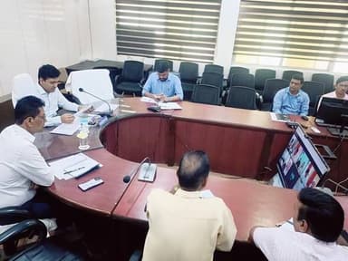 कलेक्टर श्री विश्वकर्मा ने राजस्व और सीएम हेल्पलाईन प्रकरणों के निराकरण में तेजी लाने के दिए निर्देश
--------
--------
कलेक्टर श्री अरूण कुमार विश्वकर्मा द्वारा मंगलवार को कलेक्ट्रेट सभाकक्ष में वीडियो कॉफ्रेंस के माध्यम से आरसीएमएस पोर्टल पर दर्ज सीमांकन, बंटवारा, नामांतरण सहित अन्य राजस्व प्रकरणों के निराकरण, फार्मर रजिस्ट्री, गिरदावरी, सीएम हेल्पलाईन आदि की विस्तृत समीक्षा करते हुए एसडीएम तथा संबंधित अधिकारियों को शीघ्र निराकरण के निर्देश दिए। उन्होंने राजस्व प्रकरणों की समीक्षा के दौरान सीमांकन के 49 प्रतिशत प्रकरणों, बंटवारा के 46 प्रतिशत प्रकरणों तथा नामांतरण के 54 प्रतिशत प्रकरणों का ही निराकरण होने पर सभी एसडीएम और तहसीलदारों को प्रकरणों में निराकरण में तेजी लाते हुए आगामी पांच दिवस में 80 प्रतिशत प्रकरणों का निराकरण सुनिश्चित करने के निर्देश दिए।
बैठक में कलेक्टर श्री विश्वकर्मा ने गिरदावरी कार्य की समीक्षा करते हुए सभी तहसीलदारों से कहा कि अभी जिले में गिरदावरी कार्य की प्रगति बेहद कम है। यह कार्य समय सीमा में पूर्ण किया जाना है, इसलिए सभी अधिकारी प्राथमिकता से गिरदावरी कार्य पूर्ण कराएं। उन्होंने फार्मर रजिस्ट्री कार्य की जानकारी लेते हुए सभी एसडीएम तथा तहसीलदारों को शीघ्रता से कार्य पूर्ण कराने के निर्देश दिए।
कलेक्टर श्री विश्वकर्मा ने सीएम हेल्पलाईन प्रकरणों की समीक्षा करते हुए कहा कि सीएम हेल्पलाईन शिकायतों के निराकरण में बहुत कार्य करने की आवश्यक है। उन्होंने तहसीलदार रायसेन श्री भरत सिंह मांडले के पास 192 शिकायतें तथा 50 दिवस से अधिक समयावधि की 33 शिकायतें लंबित होने पर घोर नाराजगी जाहिर कर कार्यप्रणाली में सुधार लाते हुए शीघ्रता से शिकायतों का निराकरण करने के निर्देश दिए। इसी प्रकार तहसीलदार गैरतगंज के पास 112 से अधिक सीएम हेल्पलाईन, तहसीलदार सिलवानी के पास 103 से अधिक सीएम हेल्पलाईन, तहसीलदार बाड़ी के पास 104 से अधिक शिकायतें लंबित होने पर निराकरण में तेजी लाने के निर्देश दिए। साथ ही अन्य तहसीलदारों को भी प्राथमिकता से सीएम हेल्पलाईन का निराकरण करने के लिए निर्देशित किया।
बैठक में पेयजल की समीक्षा करते हुए ई पीएचई तथा अन्य अधिकारियों से कहा कि पेयजल के संबंध में सजग रहें तथा कहीं से भी पेयजल समस्या संबंधी शिकायत प्राप्त होने पर शीघ्रता से उसका निराकरण कराएं। उन्होंने एसडीएम को पेयजल वितरण की मॉनीटरिंग के लिए भी कहा। इसी प्रकार संबल योजना की समीक्षा के दौरान सभी सीएमओ तथा अन्य अधिकारियों को पंजीयन के लंबित प्रकरणों को शीघ्र निराकृत करने के लिए कहा। पीएम श्रमयोगी मानधन योजना की समीक्षा करते हुए सभी सीएमओ और संबंधित अधिकारियों से कहा कि अभी तक लक्ष्य के विरूद्ध लगभग 20 प्रतिशत ही कार्य हुआ है। इसमें तेजी लाते हुए लक्ष्य से अधिक पंजीयन कराएं। कलेक्ट्रेट सभाकक्ष में अपर कलेक्टर श्री मनोज उपाध्याय तथा जिला अधिकारी उपस्थित रहे। विकासखण्डों से सभी एसडीएम, तहसीलदार और संबंधित अधिकारी वीसी के माध्यम से बैठक में उपस्थित रहे।
#Raisen Jansampark Madhya Pradesh JDjansampark Bhopal Collector Office RaisenBhopal Commissioner