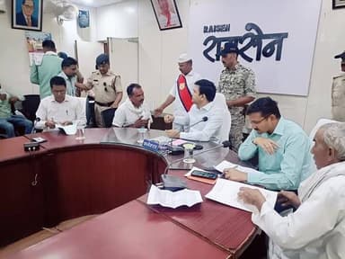 जनसुनवाई में कलेक्टर श्री विश्वकर्मा ने आमजन की समस्याओं का किया निराकरण
------
------
कलेक्ट्रेट सभाकक्ष में आयोजित जनसुनवाई में कलेक्टर श्री अरुण कुमार विश्वकर्मा द्वारा आमजन की समस्याओं की सुनवाई कर उनका निराकरण किया गया। कलेक्टर श्री विश्वकर्मा ने जनसुनवाई में आए आवेदकों से उनकी समस्याओं पर गंभीरतापूर्वक चर्चा करते हुए निराकरण किया। कुछ प्रकरणों में उन्होंने संबंधित अधिकारियों को शीघ्र आवश्यक कार्यवाही कर निराकरण हेतु निर्देशित किया। कलेक्टर श्री विश्वकर्मा ने उपस्थित अधिकारियों को निर्देशित किया कि जनसुनवाई में प्राप्त आवेदनों का गंभीरतापूर्वक शीघ्रता से निराकरण किया जाए। आमजन को अपनी समस्या के समाधान हेतु परेशान ना होना पड़े। जनसुनवाई में लगभग 137 आवेदन प्राप्त हुए। कलेक्ट्रेट सभाकक्ष में जिला पंचायत सीईओ श्री कमल सोलंकी, अपर कलेक्टर श्री मनोज उपाध्याय एवं जिला अधिकारी उपस्थित रहे। विकासखण्डों से एसडीएम, जनपद सीईओ वीडियो कॉफ्रेंस के माध्यम से जनसुनवाई में उपस्थित रहे।
#Raisen Jansampark Madhya Pradesh JDjansampark Bhopal Bhopal Commissioner