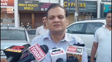 *साइबर ठगी के खिलाफ पंचकूला पुलिस को बड़ी सफलता*
पंचकूला/कमल कलसी- साइबर थाना टीम ने सेक्टर-2 मार्केट में चल रहे एक कथित फर्जी कॉल सेंटर पर छापा मारकर 21 लोगों को हिरासत में लिया है। 14 घण्टे के ऑपरेशन के बाद सभी आरोपियों को गिरफ्तार किया गया है। इस ऑपरेशन में साइबर क्राइम की टीम को लीड कर रहे युद्धविर और निर्मला सिंह की टीम के साथ सीआईए 26 की दिलीप सिंह की टीम शामिल रहीं, मौके पर डीसीपी क्राइम अमरिंदर सिंह और पुलिस कमिश्नर भी पहुचे पुलिस का दावा है कि यह गिरोह विदेशी नागरिकों, खासकर अमेरिका के लोगों को निशाना बनाकर साइबर ठगी करता था।
गुप्त सूचना के आधार पर की गई कार्रवाई में पुलिस ने मौके से 19 कंप्यूटर, 3 लैपटॉप, 16 हेडसेट, 2 वाई-फाई राउटर, नोट गिनने की मशीन, पीओएस मशीनें और करीब 11.30 लाख रुपये नकद बरामद किए हैं। पुलिस ने चार लोगों को मुख्य आरोपी बताते हुए हिरासत में लिया है।
प्रारंभिक जांच के अनुसार कॉल सेंटर अमेरिकी समय के अनुसार शाम 7 बजे से रात 3 बजे तक संचालित होता था। आरोप है कि कर्मचारी खुद को बड़ी कंपनियों के कस्टमर केयर अधिकारी बताकर लोगों से संपर्क करते थे और उनकी बैंकिंग व क्रेडिट कार्ड संबंधी जानकारी हासिल कर ठगी को अंजाम देते थे।
पुलिस के अनुसार इस नेटवर्क को चलाने के लिए करीब 20 युवक-युवतियों को नौकरी पर रखा गया था। उन्हें अंग्रेजी में बातचीत की विशेष ट्रेनिंग भी दी जाती थी ताकि विदेशी नागरिकों का भरोसा जीता जा सके।
पुलिस कमिश्नर पंकज नैन ने बताया कि साइबर टीम ने सुनियोजित कार्रवाई करते हुए इस कथित साइबर ठगी रैकेट का भंडाफोड़ किया है। गिरफ्तार किए गए आरोपियों को अदालत में पेश कर रिमांड पर लिया जाएगा, ताकि पूरे नेटवर्क और इससे जुड़े अन्य लोगों के बारे में जानकारी जुटाई जा सके।
फिलहाल पुलिस मामले की जांच में जुटी है और यह पता लगाने का प्रयास कर रही है कि इस कथित साइबर ठगी का नेटवर्क कितना बड़ा था और इससे कितने लोगों को निशाना बनाया गया है। Part 7