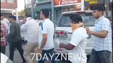 *साइबर ठगी के खिलाफ पंचकूला पुलिस को बड़ी सफलता*
पंचकूला/कमल कलसी- साइबर थाना टीम ने सेक्टर-2 मार्केट में चल रहे एक कथित फर्जी कॉल सेंटर पर छापा मारकर 21 लोगों को हिरासत में लिया है। 14 घण्टे के ऑपरेशन के बाद सभी आरोपियों को गिरफ्तार किया गया है। इस ऑपरेशन में साइबर क्राइम की टीम को लीड कर रहे युद्धविर और निर्मला सिंह की टीम के साथ सीआईए 26 की दिलीप सिंह की टीम शामिल रहीं, मौके पर डीसीपी क्राइम अमरिंदर सिंह और पुलिस कमिश्नर भी पहुचे पुलिस का दावा है कि यह गिरोह विदेशी नागरिकों, खासकर अमेरिका के लोगों को निशाना बनाकर साइबर ठगी करता था।
गुप्त सूचना के आधार पर की गई कार्रवाई में पुलिस ने मौके से 19 कंप्यूटर, 3 लैपटॉप, 16 हेडसेट, 2 वाई-फाई राउटर, नोट गिनने की मशीन, पीओएस मशीनें और करीब 11.30 लाख रुपये नकद बरामद किए हैं। पुलिस ने चार लोगों को मुख्य आरोपी बताते हुए हिरासत में लिया है।
प्रारंभिक जांच के अनुसार कॉल सेंटर अमेरिकी समय के अनुसार शाम 7 बजे से रात 3 बजे तक संचालित होता था। आरोप है कि कर्मचारी खुद को बड़ी कंपनियों के कस्टमर केयर अधिकारी बताकर लोगों से संपर्क करते थे और उनकी बैंकिंग व क्रेडिट कार्ड संबंधी जानकारी हासिल कर ठगी को अंजाम देते थे।
पुलिस के अनुसार इस नेटवर्क को चलाने के लिए करीब 20 युवक-युवतियों को नौकरी पर रखा गया था। उन्हें अंग्रेजी में बातचीत की विशेष ट्रेनिंग भी दी जाती थी ताकि विदेशी नागरिकों का भरोसा जीता जा सके।
पुलिस कमिश्नर पंकज नैन ने बताया कि साइबर टीम ने सुनियोजित कार्रवाई करते हुए इस कथित साइबर ठगी रैकेट का भंडाफोड़ किया है। गिरफ्तार किए गए आरोपियों को अदालत में पेश कर रिमांड पर लिया जाएगा, ताकि पूरे नेटवर्क और इससे जुड़े अन्य लोगों के बारे में जानकारी जुटाई जा सके।
फिलहाल पुलिस मामले की जांच में जुटी है और यह पता लगाने का प्रयास कर रही है कि इस कथित साइबर ठगी का नेटवर्क कितना बड़ा था और इससे कितने लोगों को निशाना बनाया गया है। Part 2