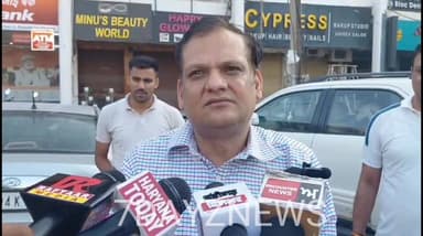 *साइबर ठगी के खिलाफ पंचकूला पुलिस को बड़ी सफलता*
पंचकूला/कमल कलसी- साइबर थाना टीम ने सेक्टर-2 मार्केट में चल रहे एक कथित फर्जी कॉल सेंटर पर छापा मारकर 21 लोगों को हिरासत में लिया है। 14 घण्टे के ऑपरेशन के बाद सभी आरोपियों को गिरफ्तार किया गया है। इस ऑपरेशन में साइबर क्राइम की टीम को लीड कर रहे युद्धविर और निर्मला सिंह की टीम के साथ सीआईए 26 की दिलीप सिंह की टीम शामिल रहीं, मौके पर डीसीपी क्राइम अमरिंदर सिंह और पुलिस कमिश्नर भी पहुचे पुलिस का दावा है कि यह गिरोह विदेशी नागरिकों, खासकर अमेरिका के लोगों को निशाना बनाकर साइबर ठगी करता था।
गुप्त सूचना के आधार पर की गई कार्रवाई में पुलिस ने मौके से 19 कंप्यूटर, 3 लैपटॉप, 16 हेडसेट, 2 वाई-फाई राउटर, नोट गिनने की मशीन, पीओएस मशीनें और करीब 11.30 लाख रुपये नकद बरामद किए हैं। पुलिस ने चार लोगों को मुख्य आरोपी बताते हुए हिरासत में लिया है।
प्रारंभिक जांच के अनुसार कॉल सेंटर अमेरिकी समय के अनुसार शाम 7 बजे से रात 3 बजे तक संचालित होता था। आरोप है कि कर्मचारी खुद को बड़ी कंपनियों के कस्टमर केयर अधिकारी बताकर लोगों से संपर्क करते थे और उनकी बैंकिंग व क्रेडिट कार्ड संबंधी जानकारी हासिल कर ठगी को अंजाम देते थे।
पुलिस के अनुसार इस नेटवर्क को चलाने के लिए करीब 20 युवक-युवतियों को नौकरी पर रखा गया था। उन्हें अंग्रेजी में बातचीत की विशेष ट्रेनिंग भी दी जाती थी ताकि विदेशी नागरिकों का भरोसा जीता जा सके।
पुलिस कमिश्नर पंकज नैन ने बताया कि साइबर टीम ने सुनियोजित कार्रवाई करते हुए इस कथित साइबर ठगी रैकेट का भंडाफोड़ किया है। गिरफ्तार किए गए आरोपियों को अदालत में पेश कर रिमांड पर लिया जाएगा, ताकि पूरे नेटवर्क और इससे जुड़े अन्य लोगों के बारे में जानकारी जुटाई जा सके।
फिलहाल पुलिस मामले की जांच में जुटी है और यह पता लगाने का प्रयास कर रही है कि इस कथित साइबर ठगी का नेटवर्क कितना बड़ा था और इससे कितने लोगों को निशाना बनाया गया है।