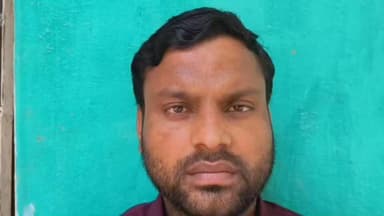 🚨 साइबर ठगों का नया शिकार बना अमरपुर का युवक, बिना ओटीपी खाते से उड़ाए ₹50 हजार! 🚨
अमरपुर/बांका: अमरपुर शहर के वार्ड नंबर 9 निवासी दीपक कुमार साइबर ठगी का शिकार हो गए। पीड़ित युवक के बैंक खाते से साइबर अपराधियों ने ₹50,500 की अवैध निकासी कर ली।
दीपक कुमार ने बताया कि वे जीविकोपार्जन के लिए उत्तर प्रदेश के गाजियाबाद में मजदूरी करते हैं और उनका बचत खाता बैंक ऑफ इंडिया, अमरपुर शाखा में है। 31 मई की शाम उनके मोबाइल पर पहले ₹5,000 निकासी का मैसेज आया। जब तक वे कुछ समझ पाते, खाते से कुल ₹50,500 निकाले जाने के कई मैसेज आ गए।
मंगलवार को अमरपुर पहुंचकर बैंक से स्टेटमेंट निकलवाने पर पता चला कि अलग-अलग नामों से उनके खाते से राशि ट्रांसफर की गई है। पीड़ित का कहना है कि उन्होंने किसी को ओटीपी साझा नहीं किया और न ही इस संबंध में कोई कॉल प्राप्त हुई थी।
मामले को लेकर दीपक कुमार ने बांका साइबर थाना में लिखित आवेदन देकर कार्रवाई एवं न्याय की गुहार लगाई है। अब पुलिस मामले की जांच में जुट गई है।
⚠️ सावधान रहें: किसी भी अनजान लिंक पर क्लिक न करें, अपनी बैंकिंग जानकारी और ओटीपी किसी के साथ साझा न करें। साइबर ठगी होने पर तुरंत 1930 हेल्पलाइन या नजदीकी साइबर थाना से संपर्क करें।
#CyberFraud #Amarpur #Banka #CyberCrime #BankFraud #BiharNews #BreakingNews #CyberSafety #AmarpurNews