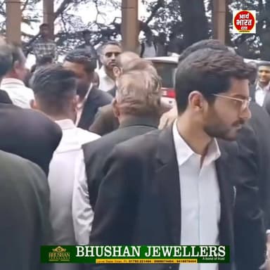 वकीलों पर भड़के कुलदीप राठौर, बोले – "काले कोट की तो इज्जत करो!" 😲
अधिवक्ताओं ने सील्ड रोड पर ठियोग विधायक कुलदीप सिंह राठौर की गाड़ी रोकी, जिसके बाद जमकर बहस हुई। घटना का वीडियो सोशल मीडिया पर तेजी से वायरल हो रहा है।
#KuldeepRathore #Theog #HimachalPradesh #ShimlaNews #ViralVideo #BreakingNews #HimachalNews #AdvocateProtest #TrendingNow #HimachalUpdate #ViralReels #CongressLeader
