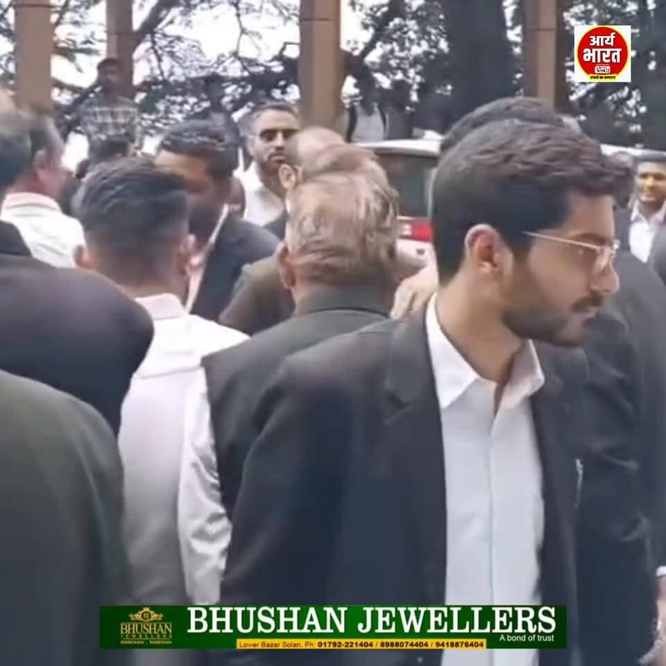 वकीलों पर भड़के कुलदीप राठौर, बोले – "काले कोट की तो इज्जत करो!" 😲
अधिवक्ताओं ने सील्ड रोड पर ठियोग विधायक कुलदीप सिंह राठौर की गाड़ी रोकी, जिसके बाद जमकर बहस हुई। घटना का वीडियो सोशल मीडिया पर तेजी से वायरल हो रहा है।
#KuldeepRathore #Theog #HimachalPradesh #ShimlaNews #ViralVideo #BreakingNews #HimachalNews #AdvocateProtest #TrendingNow #HimachalUpdate #ViralReels #CongressLeader