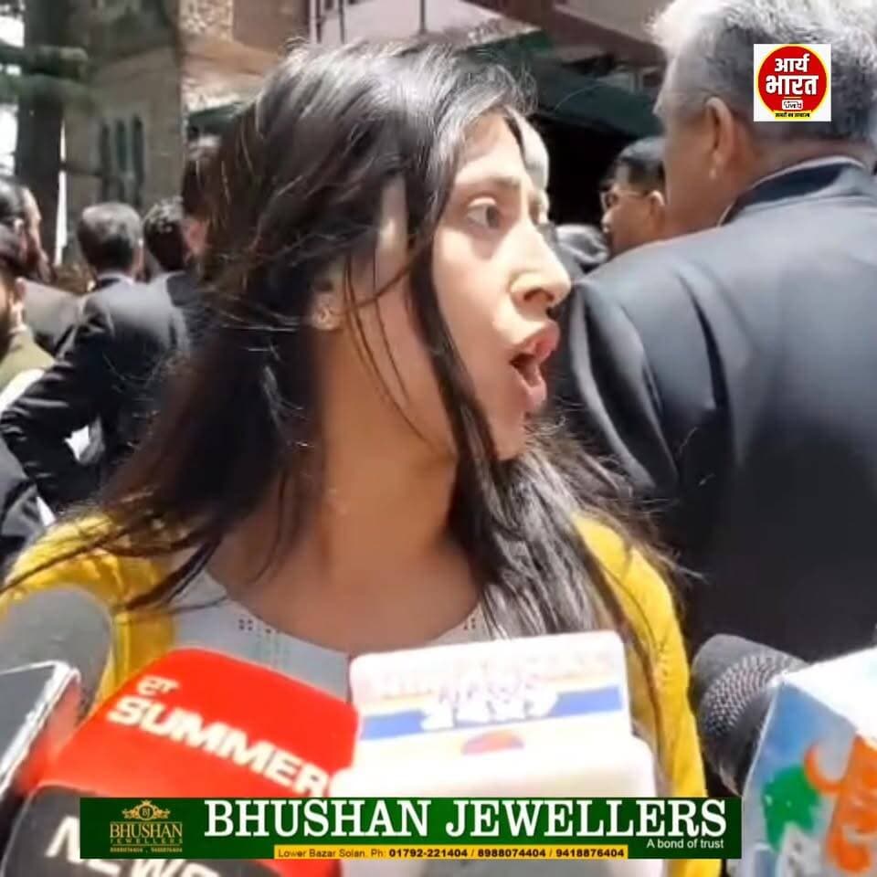 सचिवालय के बाहर वकीलों के चक्का जाम के दौरान महिला और वकीलों के बीच हुई तीखी बहस!
स्कूल से बच्चों को लेने जा रही महिला लगातार ट्रैफिक न रोकने की गुहार लगाती रही, लेकिन मौके पर माहौल गरमा गया। घटना का वीडियो सोशल मीडिया पर तेजी से वायरल हो रहा है।
#Shimla #Secretariat #LawyersProtest #TrafficJam #ViralVideo #HimachalPradesh #BreakingNews #TrendingNow #SchoolChildren #ShimlaNews #HimachalNews #ViralReel #LatestUpdate