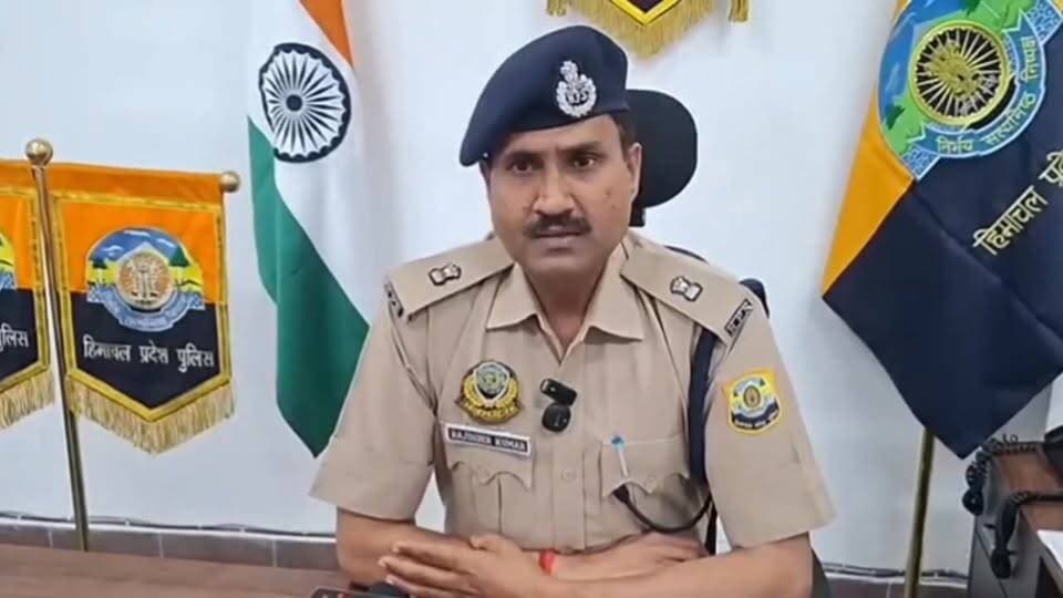 धर्मशाला : दाढ़ी में महिला की हुई आत्महत्या मामले को लेकर जानकारी दे रहे एएसपी कांगड़ा राजिंदर कुमार जसवाल
#dharamshala #himachalpradesh #sucide
