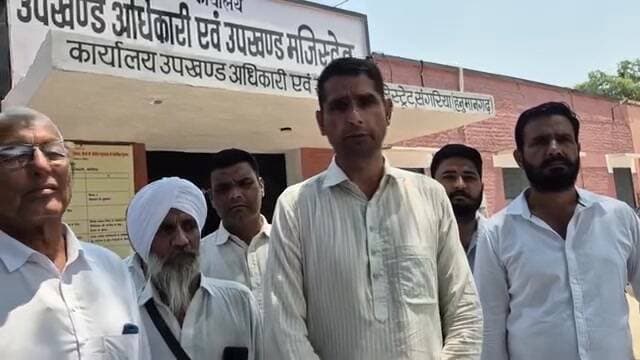 #संगरिया के #नुकेरा में
श्री गोसाईं महाराज मंदिर के जमीन रिसीवर क़र समिति को सौंपने के लिए ग्रामीणो ने उपखण्ड अधिकारी श्रीमान जय कोशिक को सौंपा ज्ञापन
संगरिया की आवाज़।
District Collector & Magistrate - Hanumangarh Hanumangarh Police संगरिया पुलिस