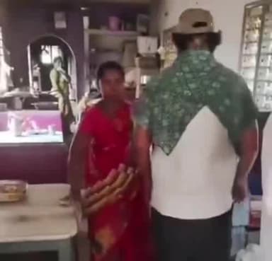 నర్సీపట్నం హోటల్లో ఫలహారంలో బొద్దింక... వినియోగదారుడు ఫిర్యాదు