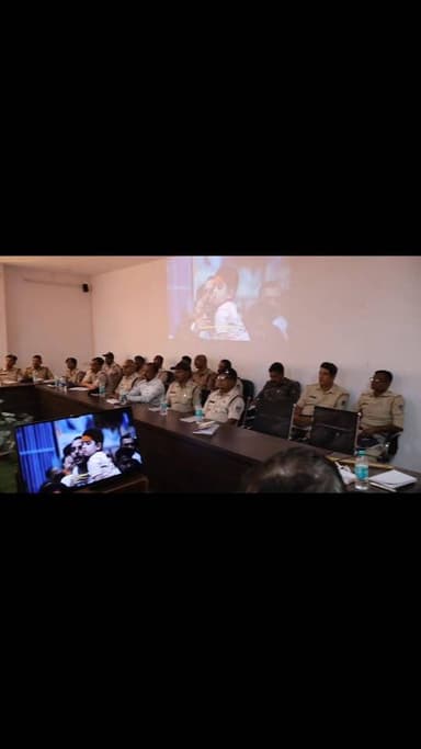 #सिंहस्थ_महापर्व_2028 की तैयारियां शुरू, डिंडौरी पुलिस का विशेष प्रशिक्षण अभियान प्रारंभ
#श्रद्धालुओं की सुरक्षा, यातायात प्रबंधन और आपदा नियंत्रण पर दिया जाएगा विशेष प्रशिक्षण
डिंडौरी वर्ष 2028 में उज्जैन में आयोजित होने वाले विश्व प्रसिद्ध सिंहस्थ महापर्व के सफल, सुरक्षित एवं सुव्यवस्थित आयोजन को लेकर डिंडौरी पुलिस ने अपनी तैयारियां प्रारंभ कर दी हैं। पुलिस मुख्यालय के निर्देशानुसार जिले के पुलिस अधिकारियों एवं कर्मचारियों के लिए विशेष प्रशिक्षण कार्यक्रम का शुभारंभ पुलिस अधीक्षक आशीष खरे के मार्गदर्शन में किया गया।
सिंहस्थ महापर्व में देश-विदेश से करोड़ों श्रद्धालुओं के आगमन को ध्यान में रखते हुए पुलिस बल को आधुनिक एवं व्यावहारिक प्रशिक्षण प्रदान किया जा रहा है। प्रशिक्षण के दौरान यातायात प्रबंधन, भीड़ नियंत्रण, सुरक्षा व्यवस्था, श्रद्धालुओं की सहायता, आपदा प्रबंधन, संचार कौशल एवं सॉफ्ट स्किल्स जैसे महत्वपूर्ण विषयों पर विशेष फोकस किया जाएगा।
पुलिस विभाग द्वारा यह प्रशिक्षण टीओटी (ट्रेनिंग ऑफ ट्रेनर्स) मॉडल के तहत चरणबद्ध तरीके से आयोजित किया जाएगा, जिससे जिले के शत-प्रतिशत पुलिस अधिकारी एवं कर्मचारियों को प्रशिक्षित किया जा सके। प्रशिक्षण का उद्देश्य पुलिस बल को बड़े धार्मिक आयोजनों के दौरान प्रभावी एवं संवेदनशील तरीके से दायित्वों के निर्वहन के लिए तैयार करना है।
इस अवसर पर पुलिस अधीक्षक आशीष खरे ने कहा कि सिंहस्थ महापर्व केवल एक धार्मिक आयोजन नहीं, बल्कि करोड़ों श्रद्धालुओं की आस्था का केंद्र है। ऐसे आयोजनों में पुलिस की भूमिका अत्यंत महत्वपूर्ण होती है। बेहतर प्रशिक्षण से पुलिस बल की कार्यकुशलता बढ़ेगी और श्रद्धालुओं को सुरक्षित एवं सुगम वातावरण उपलब्ध कराया जा सकेगा।
कार्यक्रम के दौरान वरिष्ठ अधिकारियों ने प्रशिक्षण की रूपरेखा पर विस्तार से चर्चा करते हुए आवश्यक दिशा-निर्देश प्रदान किए। साथ ही पुलिस कर्मियों को अनुशासन, समर्पण और जनसेवा की भावना के साथ कार्य करने के लिए प्रेरित किया गया।
प्रशिक्षण कार्यक्रम में अतिरिक्त पुलिस अधीक्षक डॉ. अमित वर्मा, एसडीओपी डिंडौरी सतीश द्विवेदी, थाना प्रभारी कोतवाली दुर्गा प्रसाद नगपुरे, प्रभारी रक्षित निरीक्षक कुवंर सिंह ओलाडी सहित जिले के अनेक पुलिस अधिकारी एवं कर्मचारी उपस्थित रहे।
सिंहस्थ-2028 की तैयारियों को लेकर डिंडौरी पुलिस का यह प्रशिक्षण अभियान भविष्य की चुनौतियों से निपटने और श्रद्धालुओं को बेहतर सुरक्षा व्यवस्था उपलब्ध कराने की दिशा में एक महत्वपूर्ण पहल माना जा रहा है ।
#Simhastha2028 #DindoriPolice #UjjainSimhastha #MPPolice #PoliceTraining #PublicSafety #AshishKhare #LawAndOrder #SecurityManagement #TrafficManagement #DisasterManagement #MadhyaPradesh #DindoriNews #PositiveNews #NationalNews #PolicePreparedness #TrainingOfTrainers #SimhasthaMela #IndiaNews #ViralNews