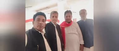 बरेली। ऑल इंडिया मुस्लिम मजलिस पार्टी (AIMM) ने गाय को "राष्ट्रमाता" घोषित किए जाने की मांग को लेकर जिलाधिकारी के माध्यम से राष्ट्रपति, प्रधानमंत्री और उत्तर प्रदेश के मुख्यमंत्री को संबोधित ज्ञापन सौंपा। पार्टी नेताओं ने कहा कि यदि देश में गाय के सम्मान और संरक्षण को लेकर व्यापक जनसमर्थन है तो सरकार को इस विषय पर अपना स्पष्ट रुख सामने रखना चाहिए।
पार्टी के राष्ट्रीय अध्यक्ष एडवोकेट वसी अहमद ने कहा कि हिंदू समाज गाय को माता मानता है और मुस्लिम समाज भी उनकी धार्मिक भावनाओं का सम्मान करता है। उन्होंने सवाल उठाया कि जब दोनों समुदाय गाय के सम्मान और संरक्षण के पक्ष में हैं तो सरकार गाय को राष्ट्रमाता घोषित करने की दिशा में कदम क्यों नहीं उठा रही है।
उन्होंने आरोप लगाया कि वर्षों से गाय के नाम पर राजनीति की जाती रही है, लेकिन इस संबंध में कोई ठोस और ऐतिहासिक निर्णय नहीं लिया गया। वसी अहमद ने कहा कि यदि सरकार की नीयत साफ है तो संसद में विधेयक लाकर गाय को राष्ट्रमाता घोषित किया जाए, अन्यथा जनता इसे केवल राजनीतिक मुद्दा मानने को मजबूर होगी।
प्रदेश संगठन मंत्री मुख्तार अहमद ने कहा कि गाय के नाम पर राजनीति करने के बजाय उसके संरक्षण और संवर्धन के लिए प्रभावी कदम उठाए जाने चाहिए। उन्होंने किसानों और पशुपालकों की समस्याओं के समाधान पर भी ध्यान देने की आवश्यकता बताई। साथ ही कहा कि लोकतांत्रिक व्यवस्था में जनता की भावनाओं का सम्मान होना चाहिए और सरकार को इस विषय पर अपनी नीति स्पष्ट करनी चाहिए।
पार्टी पदाधिकारियों ने कहा कि उनका उद्देश्य किसी प्रकार का विवाद पैदा करना नहीं, बल्कि जनभावनाओं से जुड़े मुद्दे पर सरकार का स्पष्ट रुख जानना और गौ संरक्षण को मजबूत करना है।
ज्ञापन सौंपने वालों में प्रदेश संगठन मंत्री मुख्तार अहमद, मंडल प्रवक्ता एवं जिला महासचिव एडवोकेट अकील उद्दीन, जिला अध्यक्ष अतीक करम इदरीसी, आंवला तहसील अध्यक्ष एडवोकेट आमिर कुरैशी, एडवोकेट रीना हनीफ सहित अन्य कार्यकर्ता मौजूद रहे।
#वायरलनयूज़ #BAREILLYNEWS #