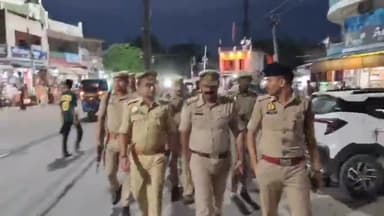 मंझनपुर: अपराधियों को एसपी की सख्त चेतावनी, सूचना देने पर नाम रहेगा गोपनीय, करारी में पैदल गश्त कर परखी सुरक्षा व्यवस्था