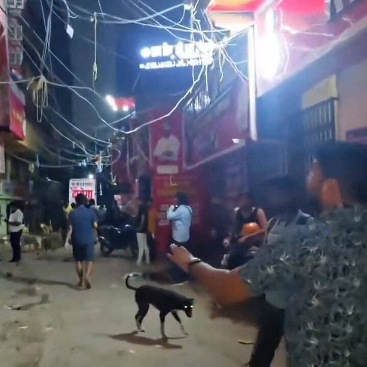 🔴 पटना में खान सर की कोचिंग के बाहर फायरिंग, सुरक्षा गार्ड घायल
🔴 मुसल्लहपुर हाट इलाके में दहशत, पुलिस ने शुरू की जांच
🔴 शिक्षा संस्थान पर हमले से छात्रों और अभिभावकों में चिंता
📰 रिपोर्ट यूपी हेड नागेंद्र पांडयें
बिहार की राजधानी पटना के मुसल्लहपुर हाट इलाके में स्थित चर्चित शिक्षक खान सर के कोचिंग संस्थान के बाहर हुई फायरिंग की घटना ने शिक्षा जगत और प्रशासन दोनों को सतर्क कर दिया है। घटना में एक सुरक्षा गार्ड के घायल होने की सूचना है, जबकि पुलिस ने मौके पर पहुंचकर जांच शुरू कर दी है। घटना के बाद इलाके में सुरक्षा बढ़ा दी गई है और हमलावरों की पहचान के लिए सीसीटीवी फुटेज खंगाले जा रहे हैं।
🟥 कोचिंग सेंटर के बाहर चली गोलियां, सुरक्षा गार्ड घायल
पटना। राजधानी के मुसल्लहपुर हाट क्षेत्र में स्थित खान सर के कोचिंग सेंटर के बाहर देर शाम अचानक फायरिंग की घटना सामने आई। प्रत्यक्षदर्शियों के अनुसार, कुछ अज्ञात लोग कोचिंग परिसर के बाहर पहुंचे और कथित रूप से धमकी देने के बाद कई राउंड फायरिंग कर दी।
घटना के दौरान कोचिंग सेंटर का एक सुरक्षा गार्ड गोली लगने से घायल हो गया। घायल गार्ड को तत्काल उपचार के लिए पीएमसीएच (पटना मेडिकल कॉलेज अस्पताल) में भर्ती कराया गया, जहां उसका इलाज जारी है।
🟥 खान सर ने लगाए प्रतिस्पर्धी संस्थानों पर आरोप
घटना के बाद खान सर ने मीडिया से बातचीत में कहा कि कुछ लोग गरीब और मध्यम वर्गीय छात्रों को कम शुल्क में शिक्षा उपलब्ध कराए जाने से नाराज हैं। उनका आरोप है कि शिक्षा के क्षेत्र में प्रतिस्पर्धा के चलते कुछ असामाजिक तत्व छात्रों के बीच भय का माहौल बनाना चाहते हैं।
उन्होंने कहा कि लोकतांत्रिक व्यवस्था में किसी भी प्रकार के मतभेद या प्रतिस्पर्धा का समाधान संवाद और स्वस्थ प्रतिस्पर्धा से होना चाहिए, हिंसा से नहीं।
🟥 पुलिस ने शुरू की जांच, सीसीटीवी फुटेज खंगाले जा रहे
घटना की सूचना मिलते ही स्थानीय पुलिस और वरिष्ठ अधिकारी मौके पर पहुंचे। पुलिस ने घटनास्थल का निरीक्षण कर आसपास लगे सीसीटीवी कैमरों की फुटेज कब्जे में ले ली है।
प्रारंभिक जांच में पुलिस सभी संभावित पहलुओं पर पड़ताल कर रही है। अधिकारियों का कहना है कि जल्द ही घटना में शामिल आरोपियों की पहचान कर उन्हें गिरफ्तार किया जाएगा।
🟥 वायरल फैक्ट और सोशल मीडिया पर चर्चा
घटना के बाद सोशल मीडिया पर खान सर की कोचिंग के बाहर हुई फायरिंग का मामला तेजी से वायरल हो गया। विभिन्न सोशल मीडिया प्लेटफॉर्मों पर घटना को लेकर बहस छिड़ गई है। कई लोगों ने शिक्षा संस्थानों की सुरक्षा को लेकर चिंता व्यक्त की है, जबकि बड़ी संख्या में छात्रों ने निष्पक्ष जांच और दोषियों पर सख्त कार्रवाई की मांग की है।
हालांकि घटना के कारणों को लेकर कई तरह के दावे सामने आ रहे हैं, लेकिन आधिकारिक जांच पूरी होने तक किसी निष्कर्ष पर पहुंचना जल्दबाजी माना जा रहा है।
पटना में कोचिंग संस्थान के बाहर हुई फायरिंग की यह घटना केवल कानून-व्यवस्था का मामला नहीं, बल्कि शिक्षा संस्थानों की सुरक्षा और छात्रों के मनोबल से भी जुड़ा विषय है। अब निगाहें पुलिस जांच पर टिकी हैं कि घटना के पीछे कौन लोग हैं और इसके वास्तविक कारण क्या हैं। प्रशासन का कहना है कि दोषियों को किसी भी स्थिति में बख्शा नहीं जाएगा।
📢 ND NEWS की अपील
✅ किसी भी विवाद का समाधान कानून और संवाद के माध्यम से किया जाए।
✅ शिक्षा संस्थानों की सुरक्षा व्यवस्था को और मजबूत बनाया जाए।
✅ छात्रों और अभिभावकों में भय का माहौल पैदा करने वाले तत्वों के खिलाफ कठोर कार्रवाई हो।
✅ सोशल मीडिया पर अपुष्ट सूचनाओं को साझा करने से बचें।
✅ जांच पूरी होने तक तथ्यों पर आधारित जानकारी पर ही विश्वास करें।
✅ प्रशासन और नागरिक मिलकर सुरक्षित एवं सकारात्मक शैक्षणिक वातावरण बनाने में सहयोग करें।
👇👇
#NDNews
#दैनिक_निष्पक्ष_धारा
#PatnaNews
#KhanSir
#PatnaFiring
#BiharNews
#EducationSafety
#BreakingNews
#PatnaPolice
#StudentsSafety
#NDNewsChannel
👇👇
@BiharGovt
@NitishKumar
@PMOIndia
@HMOIndia
@DGPBiharPolice
@PatnaPolice24x7
@IPRD_Bihar
@BiharEducation_
@MIB_India
@mygovindia
@BiharPoliceCGRC
👇👇
🟥 ND NEWS | दैनिक निष्पक्ष धारा
मुख्य संपादक / संस्थापक: राजन सिंह हाड़ा
सह-संपादक: शालिनी सिंह भदौरिया
✒️ रिपोर्ट : रिपोर्ट यूपी हेड नागेंद्र पांडयें
📍 कार्यालय: 1/1 अटल बिहारी चौराहा, नियर बर्मा चौराहा, फतेहपुर
📅 दिनांक: 03 जून 2026
📆 दिन: बुधवार
📧 Email: ndnewschannel@gmail.com
📞 मोबाइल: 9696119696