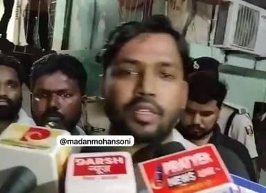 🔴 पटना में खान सर की कोचिंग के बाहर फायरिंग, सुरक्षा गार्ड घायल
🔴 मुसल्लहपुर हाट इलाके में दहशत, पुलिस ने शुरू की जांच
🔴 शिक्षा संस्थान पर हमले से छात्रों और अभिभावकों में चिंता
📰 रिपोर्ट यूपी हेड नागेंद्र पांडयें
बिहार की राजधानी पटना के मुसल्लहपुर हाट इलाके में स्थित चर्चित शिक्षक खान सर के कोचिंग संस्थान के बाहर हुई फायरिंग की घटना ने शिक्षा जगत और प्रशासन दोनों को सतर्क कर दिया है। घटना में एक सुरक्षा गार्ड के घायल होने की सूचना है, जबकि पुलिस ने मौके पर पहुंचकर जांच शुरू कर दी है। घटना के बाद इलाके में सुरक्षा बढ़ा दी गई है और हमलावरों की पहचान के लिए सीसीटीवी फुटेज खंगाले जा रहे हैं।
🟥 कोचिंग सेंटर के बाहर चली गोलियां, सुरक्षा गार्ड घायल
पटना। राजधानी के मुसल्लहपुर हाट क्षेत्र में स्थित खान सर के कोचिंग सेंटर के बाहर देर शाम अचानक फायरिंग की घटना सामने आई। प्रत्यक्षदर्शियों के अनुसार, कुछ अज्ञात लोग कोचिंग परिसर के बाहर पहुंचे और कथित रूप से धमकी देने के बाद कई राउंड फायरिंग कर दी।
घटना के दौरान कोचिंग सेंटर का एक सुरक्षा गार्ड गोली लगने से घायल हो गया। घायल गार्ड को तत्काल उपचार के लिए पीएमसीएच (पटना मेडिकल कॉलेज अस्पताल) में भर्ती कराया गया, जहां उसका इलाज जारी है।
🟥 खान सर ने लगाए प्रतिस्पर्धी संस्थानों पर आरोप
घटना के बाद खान सर ने मीडिया से बातचीत में कहा कि कुछ लोग गरीब और मध्यम वर्गीय छात्रों को कम शुल्क में शिक्षा उपलब्ध कराए जाने से नाराज हैं। उनका आरोप है कि शिक्षा के क्षेत्र में प्रतिस्पर्धा के चलते कुछ असामाजिक तत्व छात्रों के बीच भय का माहौल बनाना चाहते हैं।
उन्होंने कहा कि लोकतांत्रिक व्यवस्था में किसी भी प्रकार के मतभेद या प्रतिस्पर्धा का समाधान संवाद और स्वस्थ प्रतिस्पर्धा से होना चाहिए, हिंसा से नहीं।
🟥 पुलिस ने शुरू की जांच, सीसीटीवी फुटेज खंगाले जा रहे
घटना की सूचना मिलते ही स्थानीय पुलिस और वरिष्ठ अधिकारी मौके पर पहुंचे। पुलिस ने घटनास्थल का निरीक्षण कर आसपास लगे सीसीटीवी कैमरों की फुटेज कब्जे में ले ली है।
प्रारंभिक जांच में पुलिस सभी संभावित पहलुओं पर पड़ताल कर रही है। अधिकारियों का कहना है कि जल्द ही घटना में शामिल आरोपियों की पहचान कर उन्हें गिरफ्तार किया जाएगा।
🟥 वायरल फैक्ट और सोशल मीडिया पर चर्चा
घटना के बाद सोशल मीडिया पर खान सर की कोचिंग के बाहर हुई फायरिंग का मामला तेजी से वायरल हो गया। विभिन्न सोशल मीडिया प्लेटफॉर्मों पर घटना को लेकर बहस छिड़ गई है। कई लोगों ने शिक्षा संस्थानों की सुरक्षा को लेकर चिंता व्यक्त की है, जबकि बड़ी संख्या में छात्रों ने निष्पक्ष जांच और दोषियों पर सख्त कार्रवाई की मांग की है।
हालांकि घटना के कारणों को लेकर कई तरह के दावे सामने आ रहे हैं, लेकिन आधिकारिक जांच पूरी होने तक किसी निष्कर्ष पर पहुंचना जल्दबाजी माना जा रहा है।
पटना में कोचिंग संस्थान के बाहर हुई फायरिंग की यह घटना केवल कानून-व्यवस्था का मामला नहीं, बल्कि शिक्षा संस्थानों की सुरक्षा और छात्रों के मनोबल से भी जुड़ा विषय है। अब निगाहें पुलिस जांच पर टिकी हैं कि घटना के पीछे कौन लोग हैं और इसके वास्तविक कारण क्या हैं। प्रशासन का कहना है कि दोषियों को किसी भी स्थिति में बख्शा नहीं जाएगा।
📢 ND NEWS की अपील
✅ किसी भी विवाद का समाधान कानून और संवाद के माध्यम से किया जाए।
✅ शिक्षा संस्थानों की सुरक्षा व्यवस्था को और मजबूत बनाया जाए।
✅ छात्रों और अभिभावकों में भय का माहौल पैदा करने वाले तत्वों के खिलाफ कठोर कार्रवाई हो।
✅ सोशल मीडिया पर अपुष्ट सूचनाओं को साझा करने से बचें।
✅ जांच पूरी होने तक तथ्यों पर आधारित जानकारी पर ही विश्वास करें।
✅ प्रशासन और नागरिक मिलकर सुरक्षित एवं सकारात्मक शैक्षणिक वातावरण बनाने में सहयोग करें।
👇👇
#NDNews
#दैनिक_निष्पक्ष_धारा
#PatnaNews
#KhanSir
#PatnaFiring
#BiharNews
#EducationSafety
#BreakingNews
#PatnaPolice
#StudentsSafety
#NDNewsChannel
👇👇
@BiharGovt
@NitishKumar
@PMOIndia
@HMOIndia
@DGPBiharPolice
@PatnaPolice24x7
@IPRD_Bihar
@BiharEducation_
@MIB_India
@mygovindia
@BiharPoliceCGRC
👇👇
🟥 ND NEWS | दैनिक निष्पक्ष धारा
मुख्य संपादक / संस्थापक: राजन सिंह हाड़ा
सह-संपादक: शालिनी सिंह भदौरिया
✒️ रिपोर्ट : रिपोर्ट यूपी हेड नागेंद्र पांडयें
📍 कार्यालय: 1/1 अटल बिहारी चौराहा, नियर बर्मा चौराहा, फतेहपुर
📅 दिनांक: 03 जून 2026
📆 दिन: बुधवार
📧 Email: ndnewschannel@gmail.com
📞 मोबाइल: 9696119696