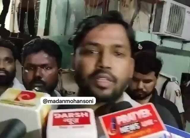🔴 पटना में खान सर की कोचिंग के बाहर फायरिंग, सुरक्षा गार्ड घायल
🔴 मुसल्लहपुर हाट इलाके में दहशत, पुलिस ने शुरू की जांच
🔴 शिक्षा संस्थान पर हमले से छात्रों और अभिभावकों में चिंता
📰 रिपोर्ट यूपी हेड नागेंद्र पांडयें
बिहार की राजधानी पटना के मुसल्लहपुर हाट इलाके में स्थित चर्चित शिक्षक खान सर के कोचिंग संस्थान के बाहर हुई फायरिंग की घटना ने शिक्षा जगत और प्रशासन दोनों को सतर्क कर दिया है। घटना में एक सुरक्षा गार्ड के घायल होने की सूचना है, जबकि पुलिस ने मौके पर पहुंचकर जांच शुरू कर दी है। घटना के बाद इलाके में सुरक्षा बढ़ा दी गई है और हमलावरों की पहचान के लिए सीसीटीवी फुटेज खंगाले जा रहे हैं।
🟥 कोचिंग सेंटर के बाहर चली गोलियां, सुरक्षा गार्ड घायल
पटना। राजधानी के मुसल्लहपुर हाट क्षेत्र में स्थित खान सर के कोचिंग सेंटर के बाहर देर शाम अचानक फायरिंग की घटना सामने आई। प्रत्यक्षदर्शियों के अनुसार, कुछ अज्ञात लोग कोचिंग परिसर के बाहर पहुंचे और कथित रूप से धमकी देने के बाद कई राउंड फायरिंग कर दी।
घटना के दौरान कोचिंग सेंटर का एक सुरक्षा गार्ड गोली लगने से घायल हो गया। घायल गार्ड को तत्काल उपचार के लिए पीएमसीएच (पटना मेडिकल कॉलेज अस्पताल) में भर्ती कराया गया, जहां उसका इलाज जारी है।
🟥 खान सर ने लगाए प्रतिस्पर्धी संस्थानों पर आरोप
घटना के बाद खान सर ने मीडिया से बातचीत में कहा कि कुछ लोग गरीब और मध्यम वर्गीय छात्रों को कम शुल्क में शिक्षा उपलब्ध कराए जाने से नाराज हैं। उनका आरोप है कि शिक्षा के क्षेत्र में प्रतिस्पर्धा के चलते कुछ असामाजिक तत्व छात्रों के बीच भय का माहौल बनाना चाहते हैं।
उन्होंने कहा कि लोकतांत्रिक व्यवस्था में किसी भी प्रकार के मतभेद या प्रतिस्पर्धा का समाधान संवाद और स्वस्थ प्रतिस्पर्धा से होना चाहिए, हिंसा से नहीं।
🟥 पुलिस ने शुरू की जांच, सीसीटीवी फुटेज खंगाले जा रहे
घटना की सूचना मिलते ही स्थानीय पुलिस और वरिष्ठ अधिकारी मौके पर पहुंचे। पुलिस ने घटनास्थल का निरीक्षण कर आसपास लगे सीसीटीवी कैमरों की फुटेज कब्जे में ले ली है।
प्रारंभिक जांच में पुलिस सभी संभावित पहलुओं पर पड़ताल कर रही है। अधिकारियों का कहना है कि जल्द ही घटना में शामिल आरोपियों की पहचान कर उन्हें गिरफ्तार किया जाएगा।
🟥 वायरल फैक्ट और सोशल मीडिया पर चर्चा
घटना के बाद सोशल मीडिया पर खान सर की कोचिंग के बाहर हुई फायरिंग का मामला तेजी से वायरल हो गया। विभिन्न सोशल मीडिया प्लेटफॉर्मों पर घटना को लेकर बहस छिड़ गई है। कई लोगों ने शिक्षा संस्थानों की सुरक्षा को लेकर चिंता व्यक्त की है, जबकि बड़ी संख्या में छात्रों ने निष्पक्ष जांच और दोषियों पर सख्त कार्रवाई की मांग की है।
हालांकि घटना के कारणों को लेकर कई तरह के दावे सामने आ रहे हैं, लेकिन आधिकारिक जांच पूरी होने तक किसी निष्कर्ष पर पहुंचना जल्दबाजी माना जा रहा है।
पटना में कोचिंग संस्थान के बाहर हुई फायरिंग की यह घटना केवल कानून-व्यवस्था का मामला नहीं, बल्कि शिक्षा संस्थानों की सुरक्षा और छात्रों के मनोबल से भी जुड़ा विषय है। अब निगाहें पुलिस जांच पर टिकी हैं कि घटना के पीछे कौन लोग हैं और इसके वास्तविक कारण क्या हैं। प्रशासन का कहना है कि दोषियों को किसी भी स्थिति में बख्शा नहीं जाएगा।
📢 ND NEWS की अपील
✅ किसी भी विवाद का समाधान कानून और संवाद के माध्यम से किया जाए।
✅ शिक्षा संस्थानों की सुरक्षा व्यवस्था को और मजबूत बनाया जाए।
✅ छात्रों और अभिभावकों में भय का माहौल पैदा करने वाले तत्वों के खिलाफ कठोर कार्रवाई हो।
✅ सोशल मीडिया पर अपुष्ट सूचनाओं को साझा करने से बचें।
✅ जांच पूरी होने तक तथ्यों पर आधारित जानकारी पर ही विश्वास करें।
✅ प्रशासन और नागरिक मिलकर सुरक्षित एवं सकारात्मक शैक्षणिक वातावरण बनाने में सहयोग करें।
👇👇
#NDNews
#दैनिक_निष्पक्ष_धारा
#PatnaNews
#KhanSir
#PatnaFiring
#BiharNews
#EducationSafety
#BreakingNews
#PatnaPolice
#StudentsSafety
#NDNewsChannel
👇👇
@BiharGovt
@NitishKumar
@PMOIndia
@HMOIndia
@DGPBiharPolice
@PatnaPolice24x7
@IPRD_Bihar
@BiharEducation_
@MIB_India
@mygovindia
@BiharPoliceCGRC
👇👇
🟥 ND NEWS | दैनिक निष्पक्ष धारा
मुख्य संपादक / संस्थापक: राजन सिंह हाड़ा
सह-संपादक: शालिनी सिंह भदौरिया
✒️ रिपोर्ट : रिपोर्ट यूपी हेड नागेंद्र पांडयें
📍 कार्यालय: 1/1 अटल बिहारी चौराहा, नियर बर्मा चौराहा, फतेहपुर
📅 दिनांक: 03 जून 2026
📆 दिन: बुधवार
📧 Email: ndnewschannel@gmail.com
📞 मोबाइल: 9696119696