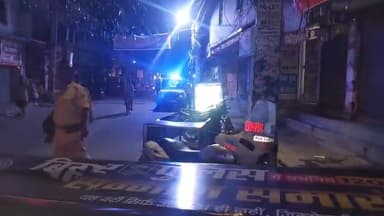 🔴 पटना में खान सर की कोचिंग के बाहर फायरिंग, सुरक्षा गार्ड घायल
🔴 मुसल्लहपुर हाट इलाके में दहशत, पुलिस ने शुरू की जांच
🔴 शिक्षा संस्थान पर हमले से छात्रों और अभिभावकों में चिंता
📰 रिपोर्ट यूपी हेड नागेंद्र पांडयें
बिहार की राजधानी पटना के मुसल्लहपुर हाट इलाके में स्थित चर्चित शिक्षक खान सर के कोचिंग संस्थान के बाहर हुई फायरिंग की घटना ने शिक्षा जगत और प्रशासन दोनों को सतर्क कर दिया है। घटना में एक सुरक्षा गार्ड के घायल होने की सूचना है, जबकि पुलिस ने मौके पर पहुंचकर जांच शुरू कर दी है। घटना के बाद इलाके में सुरक्षा बढ़ा दी गई है और हमलावरों की पहचान के लिए सीसीटीवी फुटेज खंगाले जा रहे हैं।
🟥 कोचिंग सेंटर के बाहर चली गोलियां, सुरक्षा गार्ड घायल
पटना। राजधानी के मुसल्लहपुर हाट क्षेत्र में स्थित खान सर के कोचिंग सेंटर के बाहर देर शाम अचानक फायरिंग की घटना सामने आई। प्रत्यक्षदर्शियों के अनुसार, कुछ अज्ञात लोग कोचिंग परिसर के बाहर पहुंचे और कथित रूप से धमकी देने के बाद कई राउंड फायरिंग कर दी।
घटना के दौरान कोचिंग सेंटर का एक सुरक्षा गार्ड गोली लगने से घायल हो गया। घायल गार्ड को तत्काल उपचार के लिए पीएमसीएच (पटना मेडिकल कॉलेज अस्पताल) में भर्ती कराया गया, जहां उसका इलाज जारी है।
🟥 खान सर ने लगाए प्रतिस्पर्धी संस्थानों पर आरोप
घटना के बाद खान सर ने मीडिया से बातचीत में कहा कि कुछ लोग गरीब और मध्यम वर्गीय छात्रों को कम शुल्क में शिक्षा उपलब्ध कराए जाने से नाराज हैं। उनका आरोप है कि शिक्षा के क्षेत्र में प्रतिस्पर्धा के चलते कुछ असामाजिक तत्व छात्रों के बीच भय का माहौल बनाना चाहते हैं।
उन्होंने कहा कि लोकतांत्रिक व्यवस्था में किसी भी प्रकार के मतभेद या प्रतिस्पर्धा का समाधान संवाद और स्वस्थ प्रतिस्पर्धा से होना चाहिए, हिंसा से नहीं।
🟥 पुलिस ने शुरू की जांच, सीसीटीवी फुटेज खंगाले जा रहे
घटना की सूचना मिलते ही स्थानीय पुलिस और वरिष्ठ अधिकारी मौके पर पहुंचे। पुलिस ने घटनास्थल का निरीक्षण कर आसपास लगे सीसीटीवी कैमरों की फुटेज कब्जे में ले ली है।
प्रारंभिक जांच में पुलिस सभी संभावित पहलुओं पर पड़ताल कर रही है। अधिकारियों का कहना है कि जल्द ही घटना में शामिल आरोपियों की पहचान कर उन्हें गिरफ्तार किया जाएगा।
🟥 वायरल फैक्ट और सोशल मीडिया पर चर्चा
घटना के बाद सोशल मीडिया पर खान सर की कोचिंग के बाहर हुई फायरिंग का मामला तेजी से वायरल हो गया। विभिन्न सोशल मीडिया प्लेटफॉर्मों पर घटना को लेकर बहस छिड़ गई है। कई लोगों ने शिक्षा संस्थानों की सुरक्षा को लेकर चिंता व्यक्त की है, जबकि बड़ी संख्या में छात्रों ने निष्पक्ष जांच और दोषियों पर सख्त कार्रवाई की मांग की है।
हालांकि घटना के कारणों को लेकर कई तरह के दावे सामने आ रहे हैं, लेकिन आधिकारिक जांच पूरी होने तक किसी निष्कर्ष पर पहुंचना जल्दबाजी माना जा रहा है।
पटना में कोचिंग संस्थान के बाहर हुई फायरिंग की यह घटना केवल कानून-व्यवस्था का मामला नहीं, बल्कि शिक्षा संस्थानों की सुरक्षा और छात्रों के मनोबल से भी जुड़ा विषय है। अब निगाहें पुलिस जांच पर टिकी हैं कि घटना के पीछे कौन लोग हैं और इसके वास्तविक कारण क्या हैं। प्रशासन का कहना है कि दोषियों को किसी भी स्थिति में बख्शा नहीं जाएगा।
📢 ND NEWS की अपील
✅ किसी भी विवाद का समाधान कानून और संवाद के माध्यम से किया जाए।
✅ शिक्षा संस्थानों की सुरक्षा व्यवस्था को और मजबूत बनाया जाए।
✅ छात्रों और अभिभावकों में भय का माहौल पैदा करने वाले तत्वों के खिलाफ कठोर कार्रवाई हो।
✅ सोशल मीडिया पर अपुष्ट सूचनाओं को साझा करने से बचें।
✅ जांच पूरी होने तक तथ्यों पर आधारित जानकारी पर ही विश्वास करें।
✅ प्रशासन और नागरिक मिलकर सुरक्षित एवं सकारात्मक शैक्षणिक वातावरण बनाने में सहयोग करें।
👇👇
#NDNews
#दैनिक_निष्पक्ष_धारा
#PatnaNews
#KhanSir
#PatnaFiring
#BiharNews
#EducationSafety
#BreakingNews
#PatnaPolice
#StudentsSafety
#NDNewsChannel
👇👇
@BiharGovt
@NitishKumar
@PMOIndia
@HMOIndia
@DGPBiharPolice
@PatnaPolice24x7
@IPRD_Bihar
@BiharEducation_
@MIB_India
@mygovindia
@BiharPoliceCGRC
👇👇
🟥 ND NEWS | दैनिक निष्पक्ष धारा
मुख्य संपादक / संस्थापक: राजन सिंह हाड़ा
सह-संपादक: शालिनी सिंह भदौरिया
✒️ रिपोर्ट : रिपोर्ट यूपी हेड नागेंद्र पांडयें
📍 कार्यालय: 1/1 अटल बिहारी चौराहा, नियर बर्मा चौराहा, फतेहपुर
📅 दिनांक: 03 जून 2026
📆 दिन: बुधवार
📧 Email: ndnewschannel@gmail.com
📞 मोबाइल: 9696119696