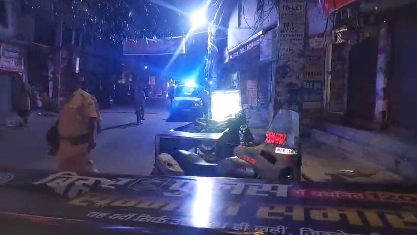 🔴 पटना में खान सर की कोचिंग के बाहर फायरिंग, सुरक्षा गार्ड घायल
🔴 मुसल्लहपुर हाट इलाके में दहशत, पुलिस ने शुरू की जांच
🔴 शिक्षा संस्थान पर हमले से छात्रों और अभिभावकों में चिंता
📰 रिपोर्ट यूपी हेड नागेंद्र पांडयें
बिहार की राजधानी पटना के मुसल्लहपुर हाट इलाके में स्थित चर्चित शिक्षक खान सर के कोचिंग संस्थान के बाहर हुई फायरिंग की घटना ने शिक्षा जगत और प्रशासन दोनों को सतर्क कर दिया है। घटना में एक सुरक्षा गार्ड के घायल होने की सूचना है, जबकि पुलिस ने मौके पर पहुंचकर जांच शुरू कर दी है। घटना के बाद इलाके में सुरक्षा बढ़ा दी गई है और हमलावरों की पहचान के लिए सीसीटीवी फुटेज खंगाले जा रहे हैं।
🟥 कोचिंग सेंटर के बाहर चली गोलियां, सुरक्षा गार्ड घायल
पटना। राजधानी के मुसल्लहपुर हाट क्षेत्र में स्थित खान सर के कोचिंग सेंटर के बाहर देर शाम अचानक फायरिंग की घटना सामने आई। प्रत्यक्षदर्शियों के अनुसार, कुछ अज्ञात लोग कोचिंग परिसर के बाहर पहुंचे और कथित रूप से धमकी देने के बाद कई राउंड फायरिंग कर दी।
घटना के दौरान कोचिंग सेंटर का एक सुरक्षा गार्ड गोली लगने से घायल हो गया। घायल गार्ड को तत्काल उपचार के लिए पीएमसीएच (पटना मेडिकल कॉलेज अस्पताल) में भर्ती कराया गया, जहां उसका इलाज जारी है।
🟥 खान सर ने लगाए प्रतिस्पर्धी संस्थानों पर आरोप
घटना के बाद खान सर ने मीडिया से बातचीत में कहा कि कुछ लोग गरीब और मध्यम वर्गीय छात्रों को कम शुल्क में शिक्षा उपलब्ध कराए जाने से नाराज हैं। उनका आरोप है कि शिक्षा के क्षेत्र में प्रतिस्पर्धा के चलते कुछ असामाजिक तत्व छात्रों के बीच भय का माहौल बनाना चाहते हैं।
उन्होंने कहा कि लोकतांत्रिक व्यवस्था में किसी भी प्रकार के मतभेद या प्रतिस्पर्धा का समाधान संवाद और स्वस्थ प्रतिस्पर्धा से होना चाहिए, हिंसा से नहीं।
🟥 पुलिस ने शुरू की जांच, सीसीटीवी फुटेज खंगाले जा रहे
घटना की सूचना मिलते ही स्थानीय पुलिस और वरिष्ठ अधिकारी मौके पर पहुंचे। पुलिस ने घटनास्थल का निरीक्षण कर आसपास लगे सीसीटीवी कैमरों की फुटेज कब्जे में ले ली है।
प्रारंभिक जांच में पुलिस सभी संभावित पहलुओं पर पड़ताल कर रही है। अधिकारियों का कहना है कि जल्द ही घटना में शामिल आरोपियों की पहचान कर उन्हें गिरफ्तार किया जाएगा।
🟥 वायरल फैक्ट और सोशल मीडिया पर चर्चा
घटना के बाद सोशल मीडिया पर खान सर की कोचिंग के बाहर हुई फायरिंग का मामला तेजी से वायरल हो गया। विभिन्न सोशल मीडिया प्लेटफॉर्मों पर घटना को लेकर बहस छिड़ गई है। कई लोगों ने शिक्षा संस्थानों की सुरक्षा को लेकर चिंता व्यक्त की है, जबकि बड़ी संख्या में छात्रों ने निष्पक्ष जांच और दोषियों पर सख्त कार्रवाई की मांग की है।
हालांकि घटना के कारणों को लेकर कई तरह के दावे सामने आ रहे हैं, लेकिन आधिकारिक जांच पूरी होने तक किसी निष्कर्ष पर पहुंचना जल्दबाजी माना जा रहा है।
पटना में कोचिंग संस्थान के बाहर हुई फायरिंग की यह घटना केवल कानून-व्यवस्था का मामला नहीं, बल्कि शिक्षा संस्थानों की सुरक्षा और छात्रों के मनोबल से भी जुड़ा विषय है। अब निगाहें पुलिस जांच पर टिकी हैं कि घटना के पीछे कौन लोग हैं और इसके वास्तविक कारण क्या हैं। प्रशासन का कहना है कि दोषियों को किसी भी स्थिति में बख्शा नहीं जाएगा।
📢 ND NEWS की अपील
✅ किसी भी विवाद का समाधान कानून और संवाद के माध्यम से किया जाए।
✅ शिक्षा संस्थानों की सुरक्षा व्यवस्था को और मजबूत बनाया जाए।
✅ छात्रों और अभिभावकों में भय का माहौल पैदा करने वाले तत्वों के खिलाफ कठोर कार्रवाई हो।
✅ सोशल मीडिया पर अपुष्ट सूचनाओं को साझा करने से बचें।
✅ जांच पूरी होने तक तथ्यों पर आधारित जानकारी पर ही विश्वास करें।
✅ प्रशासन और नागरिक मिलकर सुरक्षित एवं सकारात्मक शैक्षणिक वातावरण बनाने में सहयोग करें।
👇👇
#NDNews
#दैनिक_निष्पक्ष_धारा
#PatnaNews
#KhanSir
#PatnaFiring
#BiharNews
#EducationSafety
#BreakingNews
#PatnaPolice
#StudentsSafety
#NDNewsChannel
👇👇
@BiharGovt
@NitishKumar
@PMOIndia
@HMOIndia
@DGPBiharPolice
@PatnaPolice24x7
@IPRD_Bihar
@BiharEducation_
@MIB_India
@mygovindia
@BiharPoliceCGRC
👇👇
🟥 ND NEWS | दैनिक निष्पक्ष धारा
मुख्य संपादक / संस्थापक: राजन सिंह हाड़ा
सह-संपादक: शालिनी सिंह भदौरिया
✒️ रिपोर्ट : रिपोर्ट यूपी हेड नागेंद्र पांडयें
📍 कार्यालय: 1/1 अटल बिहारी चौराहा, नियर बर्मा चौराहा, फतेहपुर
📅 दिनांक: 03 जून 2026
📆 दिन: बुधवार
📧 Email: ndnewschannel@gmail.com
📞 मोबाइल: 9696119696