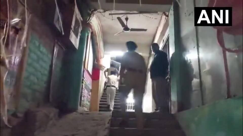 🔴 पटना में खान सर की कोचिंग के बाहर फायरिंग, सुरक्षा गार्ड घायल
🔴 मुसल्लहपुर हाट इलाके में दहशत, पुलिस ने शुरू की जांच
🔴 शिक्षा संस्थान पर हमले से छात्रों और अभिभावकों में चिंता
📰 रिपोर्ट यूपी हेड नागेंद्र पांडयें
बिहार की राजधानी पटना के मुसल्लहपुर हाट इलाके में स्थित चर्चित शिक्षक खान सर के कोचिंग संस्थान के बाहर हुई फायरिंग की घटना ने शिक्षा जगत और प्रशासन दोनों को सतर्क कर दिया है। घटना में एक सुरक्षा गार्ड के घायल होने की सूचना है, जबकि पुलिस ने मौके पर पहुंचकर जांच शुरू कर दी है। घटना के बाद इलाके में सुरक्षा बढ़ा दी गई है और हमलावरों की पहचान के लिए सीसीटीवी फुटेज खंगाले जा रहे हैं।
🟥 कोचिंग सेंटर के बाहर चली गोलियां, सुरक्षा गार्ड घायल
पटना। राजधानी के मुसल्लहपुर हाट क्षेत्र में स्थित खान सर के कोचिंग सेंटर के बाहर देर शाम अचानक फायरिंग की घटना सामने आई। प्रत्यक्षदर्शियों के अनुसार, कुछ अज्ञात लोग कोचिंग परिसर के बाहर पहुंचे और कथित रूप से धमकी देने के बाद कई राउंड फायरिंग कर दी।
घटना के दौरान कोचिंग सेंटर का एक सुरक्षा गार्ड गोली लगने से घायल हो गया। घायल गार्ड को तत्काल उपचार के लिए पीएमसीएच (पटना मेडिकल कॉलेज अस्पताल) में भर्ती कराया गया, जहां उसका इलाज जारी है।
🟥 खान सर ने लगाए प्रतिस्पर्धी संस्थानों पर आरोप
घटना के बाद खान सर ने मीडिया से बातचीत में कहा कि कुछ लोग गरीब और मध्यम वर्गीय छात्रों को कम शुल्क में शिक्षा उपलब्ध कराए जाने से नाराज हैं। उनका आरोप है कि शिक्षा के क्षेत्र में प्रतिस्पर्धा के चलते कुछ असामाजिक तत्व छात्रों के बीच भय का माहौल बनाना चाहते हैं।
उन्होंने कहा कि लोकतांत्रिक व्यवस्था में किसी भी प्रकार के मतभेद या प्रतिस्पर्धा का समाधान संवाद और स्वस्थ प्रतिस्पर्धा से होना चाहिए, हिंसा से नहीं।
🟥 पुलिस ने शुरू की जांच, सीसीटीवी फुटेज खंगाले जा रहे
घटना की सूचना मिलते ही स्थानीय पुलिस और वरिष्ठ अधिकारी मौके पर पहुंचे। पुलिस ने घटनास्थल का निरीक्षण कर आसपास लगे सीसीटीवी कैमरों की फुटेज कब्जे में ले ली है।
प्रारंभिक जांच में पुलिस सभी संभावित पहलुओं पर पड़ताल कर रही है। अधिकारियों का कहना है कि जल्द ही घटना में शामिल आरोपियों की पहचान कर उन्हें गिरफ्तार किया जाएगा।
🟥 वायरल फैक्ट और सोशल मीडिया पर चर्चा
घटना के बाद सोशल मीडिया पर खान सर की कोचिंग के बाहर हुई फायरिंग का मामला तेजी से वायरल हो गया। विभिन्न सोशल मीडिया प्लेटफॉर्मों पर घटना को लेकर बहस छिड़ गई है। कई लोगों ने शिक्षा संस्थानों की सुरक्षा को लेकर चिंता व्यक्त की है, जबकि बड़ी संख्या में छात्रों ने निष्पक्ष जांच और दोषियों पर सख्त कार्रवाई की मांग की है।
हालांकि घटना के कारणों को लेकर कई तरह के दावे सामने आ रहे हैं, लेकिन आधिकारिक जांच पूरी होने तक किसी निष्कर्ष पर पहुंचना जल्दबाजी माना जा रहा है।
पटना में कोचिंग संस्थान के बाहर हुई फायरिंग की यह घटना केवल कानून-व्यवस्था का मामला नहीं, बल्कि शिक्षा संस्थानों की सुरक्षा और छात्रों के मनोबल से भी जुड़ा विषय है। अब निगाहें पुलिस जांच पर टिकी हैं कि घटना के पीछे कौन लोग हैं और इसके वास्तविक कारण क्या हैं। प्रशासन का कहना है कि दोषियों को किसी भी स्थिति में बख्शा नहीं जाएगा।
📢 ND NEWS की अपील
✅ किसी भी विवाद का समाधान कानून और संवाद के माध्यम से किया जाए।
✅ शिक्षा संस्थानों की सुरक्षा व्यवस्था को और मजबूत बनाया जाए।
✅ छात्रों और अभिभावकों में भय का माहौल पैदा करने वाले तत्वों के खिलाफ कठोर कार्रवाई हो।
✅ सोशल मीडिया पर अपुष्ट सूचनाओं को साझा करने से बचें।
✅ जांच पूरी होने तक तथ्यों पर आधारित जानकारी पर ही विश्वास करें।
✅ प्रशासन और नागरिक मिलकर सुरक्षित एवं सकारात्मक शैक्षणिक वातावरण बनाने में सहयोग करें।
👇👇
#NDNews
#दैनिक_निष्पक्ष_धारा
#PatnaNews
#KhanSir
#PatnaFiring
#BiharNews
#EducationSafety
#BreakingNews
#PatnaPolice
#StudentsSafety
#NDNewsChannel
👇👇
@BiharGovt
@NitishKumar
@PMOIndia
@HMOIndia
@DGPBiharPolice
@PatnaPolice24x7
@IPRD_Bihar
@BiharEducation_
@MIB_India
@mygovindia
@BiharPoliceCGRC
👇👇
🟥 ND NEWS | दैनिक निष्पक्ष धारा
मुख्य संपादक / संस्थापक: राजन सिंह हाड़ा
सह-संपादक: शालिनी सिंह भदौरिया
✒️ रिपोर्ट : रिपोर्ट यूपी हेड नागेंद्र पांडयें
📍 कार्यालय: 1/1 अटल बिहारी चौराहा, नियर बर्मा चौराहा, फतेहपुर
📅 दिनांक: 03 जून 2026
📆 दिन: बुधवार
📧 Email: ndnewschannel@gmail.com
📞 मोबाइल: 9696119696