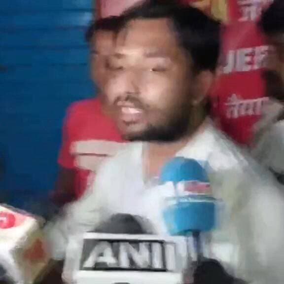 🔴 पटना में खान सर की कोचिंग के बाहर फायरिंग, सुरक्षा गार्ड घायल
🔴 मुसल्लहपुर हाट इलाके में दहशत, पुलिस ने शुरू की जांच
🔴 शिक्षा संस्थान पर हमले से छात्रों और अभिभावकों में चिंता
📰 रिपोर्ट यूपी हेड नागेंद्र पांडयें
बिहार की राजधानी पटना के मुसल्लहपुर हाट इलाके में स्थित चर्चित शिक्षक खान सर के कोचिंग संस्थान के बाहर हुई फायरिंग की घटना ने शिक्षा जगत और प्रशासन दोनों को सतर्क कर दिया है। घटना में एक सुरक्षा गार्ड के घायल होने की सूचना है, जबकि पुलिस ने मौके पर पहुंचकर जांच शुरू कर दी है। घटना के बाद इलाके में सुरक्षा बढ़ा दी गई है और हमलावरों की पहचान के लिए सीसीटीवी फुटेज खंगाले जा रहे हैं।
🟥 कोचिंग सेंटर के बाहर चली गोलियां, सुरक्षा गार्ड घायल
पटना। राजधानी के मुसल्लहपुर हाट क्षेत्र में स्थित खान सर के कोचिंग सेंटर के बाहर देर शाम अचानक फायरिंग की घटना सामने आई। प्रत्यक्षदर्शियों के अनुसार, कुछ अज्ञात लोग कोचिंग परिसर के बाहर पहुंचे और कथित रूप से धमकी देने के बाद कई राउंड फायरिंग कर दी।
घटना के दौरान कोचिंग सेंटर का एक सुरक्षा गार्ड गोली लगने से घायल हो गया। घायल गार्ड को तत्काल उपचार के लिए पीएमसीएच (पटना मेडिकल कॉलेज अस्पताल) में भर्ती कराया गया, जहां उसका इलाज जारी है।
🟥 खान सर ने लगाए प्रतिस्पर्धी संस्थानों पर आरोप
घटना के बाद खान सर ने मीडिया से बातचीत में कहा कि कुछ लोग गरीब और मध्यम वर्गीय छात्रों को कम शुल्क में शिक्षा उपलब्ध कराए जाने से नाराज हैं। उनका आरोप है कि शिक्षा के क्षेत्र में प्रतिस्पर्धा के चलते कुछ असामाजिक तत्व छात्रों के बीच भय का माहौल बनाना चाहते हैं।
उन्होंने कहा कि लोकतांत्रिक व्यवस्था में किसी भी प्रकार के मतभेद या प्रतिस्पर्धा का समाधान संवाद और स्वस्थ प्रतिस्पर्धा से होना चाहिए, हिंसा से नहीं।
🟥 पुलिस ने शुरू की जांच, सीसीटीवी फुटेज खंगाले जा रहे
घटना की सूचना मिलते ही स्थानीय पुलिस और वरिष्ठ अधिकारी मौके पर पहुंचे। पुलिस ने घटनास्थल का निरीक्षण कर आसपास लगे सीसीटीवी कैमरों की फुटेज कब्जे में ले ली है।
प्रारंभिक जांच में पुलिस सभी संभावित पहलुओं पर पड़ताल कर रही है। अधिकारियों का कहना है कि जल्द ही घटना में शामिल आरोपियों की पहचान कर उन्हें गिरफ्तार किया जाएगा।
🟥 वायरल फैक्ट और सोशल मीडिया पर चर्चा
घटना के बाद सोशल मीडिया पर खान सर की कोचिंग के बाहर हुई फायरिंग का मामला तेजी से वायरल हो गया। विभिन्न सोशल मीडिया प्लेटफॉर्मों पर घटना को लेकर बहस छिड़ गई है। कई लोगों ने शिक्षा संस्थानों की सुरक्षा को लेकर चिंता व्यक्त की है, जबकि बड़ी संख्या में छात्रों ने निष्पक्ष जांच और दोषियों पर सख्त कार्रवाई की मांग की है।
हालांकि घटना के कारणों को लेकर कई तरह के दावे सामने आ रहे हैं, लेकिन आधिकारिक जांच पूरी होने तक किसी निष्कर्ष पर पहुंचना जल्दबाजी माना जा रहा है।
पटना में कोचिंग संस्थान के बाहर हुई फायरिंग की यह घटना केवल कानून-व्यवस्था का मामला नहीं, बल्कि शिक्षा संस्थानों की सुरक्षा और छात्रों के मनोबल से भी जुड़ा विषय है। अब निगाहें पुलिस जांच पर टिकी हैं कि घटना के पीछे कौन लोग हैं और इसके वास्तविक कारण क्या हैं। प्रशासन का कहना है कि दोषियों को किसी भी स्थिति में बख्शा नहीं जाएगा।
📢 ND NEWS की अपील
✅ किसी भी विवाद का समाधान कानून और संवाद के माध्यम से किया जाए।
✅ शिक्षा संस्थानों की सुरक्षा व्यवस्था को और मजबूत बनाया जाए।
✅ छात्रों और अभिभावकों में भय का माहौल पैदा करने वाले तत्वों के खिलाफ कठोर कार्रवाई हो।
✅ सोशल मीडिया पर अपुष्ट सूचनाओं को साझा करने से बचें।
✅ जांच पूरी होने तक तथ्यों पर आधारित जानकारी पर ही विश्वास करें।
✅ प्रशासन और नागरिक मिलकर सुरक्षित एवं सकारात्मक शैक्षणिक वातावरण बनाने में सहयोग करें।
👇👇
#NDNews
#दैनिक_निष्पक्ष_धारा
#PatnaNews
#KhanSir
#PatnaFiring
#BiharNews
#EducationSafety
#BreakingNews
#PatnaPolice
#StudentsSafety
#NDNewsChannel
👇👇
@BiharGovt
@NitishKumar
@PMOIndia
@HMOIndia
@DGPBiharPolice
@PatnaPolice24x7
@IPRD_Bihar
@BiharEducation_
@MIB_India
@mygovindia
@BiharPoliceCGRC
👇👇
🟥 ND NEWS | दैनिक निष्पक्ष धारा
मुख्य संपादक / संस्थापक: राजन सिंह हाड़ा
सह-संपादक: शालिनी सिंह भदौरिया
✒️ रिपोर्ट : रिपोर्ट यूपी हेड नागेंद्र पांडयें
📍 कार्यालय: 1/1 अटल बिहारी चौराहा, नियर बर्मा चौराहा, फतेहपुर
📅 दिनांक: 03 जून 2026
📆 दिन: बुधवार
📧 Email: ndnewschannel@gmail.com
📞 मोबाइल: 9696119696