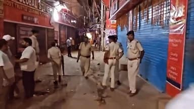 🚨 पटना में खान सर के कोचिंग सेंटर के बाहर फायरिंग, गार्ड घायल; सुरक्षा की मांग तेज
पटना के मुसल्लहपुर हाट इलाके में स्थित चर्चित शिक्षक Khan Sir के कोचिंग संस्थान के बाहर मंगलवार को फायरिंग की घटना सामने आई। घटना में एक सुरक्षा गार्ड घायल हो गया, जिसे इलाज के लिए अस्पताल में भर्ती कराया गया है। पुलिस मामले की जांच में जुटी है और आसपास लगे सीसीटीवी फुटेज खंगाले जा रहे हैं।
खान सर ने आरोप लगाया कि उनकी कोचिंग की कम फीस और लगातार अच्छे परिणामों से परेशान कुछ कोचिंग माफिया व असामाजिक तत्व उन्हें डराने-धमकाने की कोशिश कर रहे हैं। उन्होंने कहा कि गरीब छात्रों को सस्ती शिक्षा उपलब्ध कराने और हजारों छात्रों के सफल होने से कुछ लोगों को परेशानी हो रही है।
घटना के बाद खान सर ने प्रशासन से सुरक्षा बढ़ाने की मांग की है। उनका दावा है कि हमलावरों ने कार्यालय में तोड़फोड़ की और फायरिंग की। वहीं पुलिस का कहना है कि सभी पहलुओं से जांच की जा रही है और आरोपों की पुष्टि के लिए साक्ष्य जुटाए जा रहे हैं।
प्रारंभिक जानकारी के अनुसार, पुलिस को कोचिंग संस्थानों के बीच प्रतिद्वंद्विता के एंगल की भी जांच करनी है। फिलहाल घायल गार्ड की हालत खतरे से बाहर बताई जा रही है।
#Patna #KhanSir #Firing #BiharNews #PatnaNews #CoachingMafia #BreakingNews #EducationNews #BiharPolice
