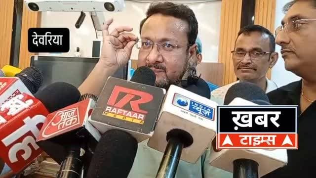 देवरिया बना पूर्वांचल का मेडिकल हब, रोबोट से हुआ पहला घुटना प्रत्यारोपण
देवरिया। स्वास्थ्य सेवाओं के क्षेत्र में देवरिया ने एक और बड़ी उपलब्धि अपने नाम कर ली है। अब घुटना प्रत्यारोपण (नी रिप्लेसमेंट) के लिए मरीजों को महानगरों के चक्कर नहीं लगाने पड़ेंगे। शहर के न्यू कॉलोनी स्थित गुलाम हॉस्पिटल में पूर्वांचल के पहले अमेरिकन कोरी रोबोटिक सिस्टम से सफल घुटना प्रत्यारोपण कर चिकित्सा क्षेत्र में नया अध्याय जोड़ा गया है।
अस्पताल के निदेशक एवं वरिष्ठ चिकित्सक डॉ. गुलाम रसूल ने प्रेसवार्ता में बताया कि अत्याधुनिक रोबोटिक तकनीक की मदद से की गई यह सर्जरी पारंपरिक ऑपरेशन की तुलना में अधिक सटीक और सुरक्षित मानी जाती है। उन्होंने कहा कि रोबोटिक सिस्टम ऑपरेशन के दौरान मरीज के घुटने की वास्तविक स्थिति का आकलन कर सर्जन को सटीक मार्गदर्शन देता है, जिससे प्रत्यारोपण की गुणवत्ता और परिणाम बेहतर होते हैं।
डॉ. रसूल के अनुसार, कोरी रोबोटिक तकनीक की खासियत यह है कि इसमें सीटी स्कैन या एमआरआई की आवश्यकता नहीं पड़ती। मशीन रियल टाइम इमेजिंग के जरिए घुटने की संरचना का विश्लेषण करती है और उसी आधार पर सर्जरी को अंजाम दिया जाता है। इससे ऑपरेशन की सटीकता बढ़ने के साथ मरीज के शीघ्र स्वस्थ होने की संभावना भी अधिक रहती है।
इस उपलब्धि को पूर्वांचल की स्वास्थ्य सेवाओं के लिए एक महत्वपूर्ण कदम माना जा रहा है। अब देवरिया और आसपास के जिलों के मरीजों को आधुनिक रोबोटिक घुटना प्रत्यारोपण की सुविधा अपने क्षेत्र में ही मिल सकेगी। प्रेसवार्ता के दौरान गणमान्य समेत अस्पताल के अन्य चिकित्सक और कर्मचारी भी मौजूद रहे।
#ख़बर_टाइम्स #deoriaup52 #deoria #UPNews #देवरिया #Gulamrashul