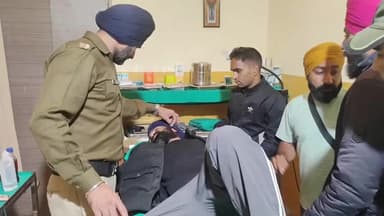 जोशीमठ: हेमकुंड यात्रामार्ग पर पहाड़ी से गिरे पत्थर ने श्रद्धालु को किया घायल, पुलिस की तत्परता से मिला समय पर उपचार