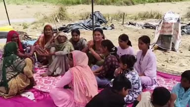 बेहट: मूर्तजापुर की नदी पर पुल बनाने की मांग को लेकर ग्रामीणों का अनिश्चितकालीन धरना जारी