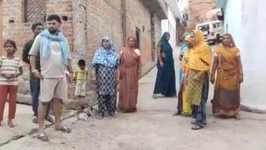 महोबा: समद नगर में नगर पालिका की लापरवाही, तीन साल से नहीं हुई नालियों की सफाई, बिजली के पोल बिना लटक रहे तार #jansamasya