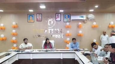 भिनगा: डीएम ने कलेक्ट्रेट भिनगा में आधार संबंधी सेवाओं और शुल्क निर्धारण पर की बैठक, अधिक शुल्क लेने पर होगी कार्रवाई