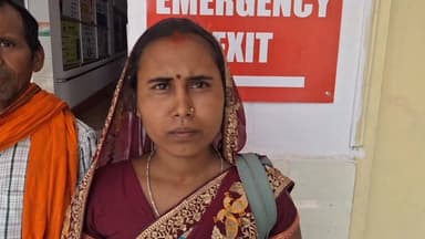 गोवा से काम कर लौट रहे व्यक्ति को किसी ने ट्रेन से दिया धक्का गिरने के बाद हुआ लापता। हालांकि रास्ते में किसी बकरी चरवाहे की मदद से घर पर फोन किया ,लेकिन उसके बाद से नहीं लग रहा है पता ,तो पत्नी रीना कुमारी ने सिमडेगा पुलिस अधीक्षक से पति खोजने की गुहार लगाई है।