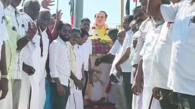 ஊத்தங்கரை: ரவுண்டானா மற்றும் வடக்கு ஒன்றிய அலுவலகத்தில் திமுக சார்பில் கலைஞர் அவர்களின் 103 வது பிறந்தநாள் விழா இனிப்புகள் வழங்கி கொண்டாட்டம்