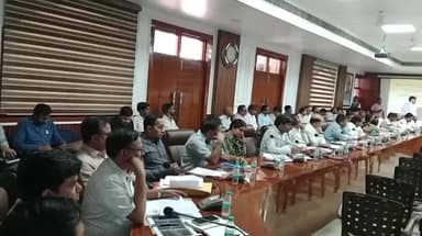 लखीमपुर: कलेक्ट्रेट के अटल सभागार में दिशा बैठक, दोनों सांसद रहे मौजूद, आठ विधायक नदारद, केंद्र की योजनाओं की प्रगति पर हुई समीक्षा