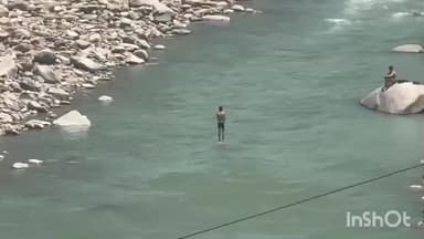 मंडी: सेल्फी के लिए जान जोखिम में डाल रहे पर्यटक, व्यास नदी में उतरने का वीडियो हुआ वायरल