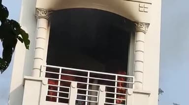 डुमरा: पुनौरा धाम के निकट मोहन किराना दुकान में लगी भीषण आग, मौके पर जुटी लोगों की भारी भीड़