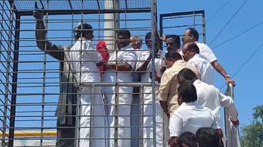 புதுக்கோட்டை: அதிமுக அலுவலக சார்பில் ஒப்படைக்கப்பட்டதால் மாவட்ட செயலாளர் பழனிவேல் தலைமையில் அதிமுகவினர் அண்ணா எம்ஜிஆர் சிலைக்கு மலர் மாலை அணிவித்தனர்