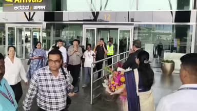 ದೇವನಹಳ್ಳಿ: ದೇವನಹಳ್ಳಿಯ ಕೆಂಪೇಗೌಡ ವಿಮಾನ ನಿಲ್ದಾಣಕ್ಕೆ ಆಗಮಿಸಿದ ಮದ್ಯ ಪ್ರದೇಶ ಕಾಂಗ್ರೇಸ್ ಅಧ್ಯಕ್ಷ ಹಾಗೂ ಮಾಜಿ ಸಚಿವ ಜಿತು ಪಟ್ವಾರಿ