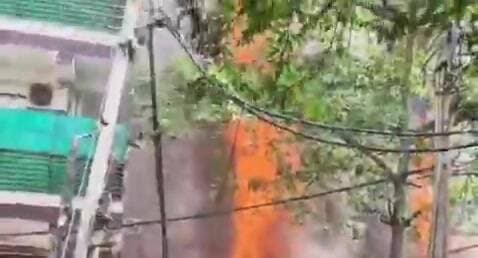 🔥 मालवीय नगर के रेस्टोरेंट में भीषण आग, कई लोगों की मौत की आशंका
🚨 दिल्ली में दर्दनाक अग्निकांड, बेसमेंट में फंसे लोगों का रेस्क्यू
⚠️ राजधानी में फायर सेफ्टी पर उठे गंभीर सवाल
📰 रिपोर्ट स्टेट हेड रोशन लाल श्रीवास्तव
राष्ट्रीय राजधानी दिल्ली के मालवीय नगर क्षेत्र से एक बेहद दुखद और चिंताजनक घटना सामने आई है। हौजरानी इलाके स्थित एक रेस्टोरेंट में लगी भीषण आग ने पूरे क्षेत्र में अफरा-तफरी मचा दी। प्रारंभिक सूचनाओं के अनुसार आग की चपेट में आने से कई लोगों के हताहत होने की आशंका जताई जा रही है, जबकि कई अन्य गंभीर रूप से घायल हुए हैं। दमकल विभाग, पुलिस और प्रशासन की टीमें राहत एवं बचाव कार्य में जुटी रहीं। हालांकि मृतकों और घायलों की संख्या को लेकर आधिकारिक पुष्टि का इंतजार है।
🟥 मालवीय नगर के ग्रीन रेस्टोरेंट में लगी भीषण आग
नई दिल्ली। दक्षिणी दिल्ली के मालवीय नगर स्थित हौजरानी क्षेत्र में बुधवार को एक रेस्टोरेंट में अचानक भीषण आग लगने से हड़कंप मच गया। आग इतनी तेजी से फैली कि कुछ ही समय में पूरा परिसर धुएं और लपटों से घिर गया।
प्रत्यक्षदर्शियों के अनुसार आग लगते ही लोगों में भगदड़ जैसी स्थिति बन गई। घटना की सूचना मिलते ही दमकल विभाग की कई गाड़ियां मौके पर पहुंचीं और बचाव अभियान शुरू किया गया।
🟥 बेसमेंट में फंसे विदेशी नागरिकों का किया गया रेस्क्यू
राहत एवं बचाव अभियान के दौरान दमकल कर्मियों ने बेसमेंट में फंसे तीन नाइजीरियाई नागरिकों को बाहर निकाला। बताया जा रहा है कि धुएं और आग की चपेट में आने से उनकी हालत गंभीर हो गई, जिसके बाद उन्हें तत्काल नजदीकी अस्पताल में भर्ती कराया गया।
दमकल विभाग के अधिकारियों ने कड़ी मशक्कत के बाद आग पर नियंत्रण पाया। मौके पर पुलिस और प्रशासनिक अधिकारी भी मौजूद रहे।
🟥 आग के कारणों की जांच शुरू
प्रशासन द्वारा आग लगने के कारणों की जांच शुरू कर दी गई है। प्रारंभिक स्तर पर शॉर्ट सर्किट या अन्य तकनीकी कारणों की संभावना से इनकार नहीं किया जा रहा है, लेकिन जांच पूरी होने के बाद ही वास्तविक कारण स्पष्ट हो सकेगा।
घटना के बाद इलाके में सुरक्षा मानकों और फायर सेफ्टी व्यवस्थाओं को लेकर भी सवाल उठने लगे हैं।
🟥 वायरल फैक्ट
घटना से जुड़े वीडियो और तस्वीरें सोशल मीडिया पर तेजी से वायरल हो रही हैं। वायरल फुटेज में रेस्टोरेंट से उठती ऊंची लपटें और बचाव कार्य की तस्वीरें दिखाई दे रही हैं। लोगों द्वारा इस घटना को राजधानी के बड़े अग्निकांडों में से एक बताया जा रहा है, हालांकि सभी तथ्यों की आधिकारिक पुष्टि अभी शेष है।
दिल्ली के मालवीय नगर में हुआ यह अग्निकांड एक बार फिर सार्वजनिक प्रतिष्ठानों में अग्नि सुरक्षा मानकों की आवश्यकता को रेखांकित करता है। राहत एवं बचाव कार्य पूरा होने और जांच रिपोर्ट सामने आने के बाद ही घटना की पूरी तस्वीर स्पष्ट होगी। फिलहाल प्रशासन घायलों के उपचार और घटना की जांच पर ध्यान केंद्रित किए हुए है।
📢 ND NEWS की अपील
✅ रेस्टोरेंट, होटल, मॉल एवं व्यावसायिक प्रतिष्ठानों में फायर सेफ्टी उपकरणों की नियमित जांच कराई जाए।
✅ आपातकालीन निकास मार्ग (Emergency Exit) हमेशा खुला और कार्यशील रखा जाए।
✅ अग्निशमन विभाग द्वारा समय-समय पर सुरक्षा ऑडिट कराया जाए।
✅ नागरिक किसी भी भवन में सुरक्षा मानकों की अनदेखी पाए जाने पर तत्काल प्रशासन को सूचित करें।
✅ व्यवसायिक प्रतिष्ठानों के संचालक कर्मचारियों को आपदा प्रबंधन एवं अग्निशमन प्रशिक्षण अवश्य दें।
✅ जीवन की सुरक्षा सर्वोपरि है, सुरक्षा मानकों से किसी भी प्रकार का समझौता न करें।
👇👇
#NDNews
#दैनिक_निष्पक्ष_धारा
#DelhiFire
#MalviyaNagar
#GreenRestaurant
#BreakingNews
#DelhiNews
#FireSafety
#DelhiPolice
#DelhiFireService
#EmergencyResponse
#CapitalNews
#NDNewsChannel
👇👇
@PMOIndia
@HMOIndia
@DelhiPolice
@CPDelhi
@DCPSouthDelhi
@AtulGargDFS
@DelFireService
@MCD_Delhi
@DCSOUTHZONE
@LtGovDelhi
@CMODelhi
👇👇
🟥 ND NEWS | दैनिक निष्पक्ष धारा
मुख्य संपादक / संस्थापक: राजन सिंह हाड़ा
सह-संपादक: शालिनी सिंह भदौरिया
✒️ रिपोर्ट : सहयोगी मनीष के साथ स्टेट हेड रोशन श्रीवास्तव
📍 कार्यालय-3: U158, हीरा स्वीट्स के पास, विकास मार्ग, लक्ष्मी नगर, पूर्वी दिल्ली, पिन कोड – 110092 (NCR)
📍 कार्यालय-2: विधानसभा रोड, बर्लिंगटन चौराहा, लखनऊ – 226001 (UP)
📍 कार्यालय-1: 1/1 अटल बिहारी चौराहा, नियर बर्मा चौराहा, फतेहपुर – 212601 (UP)
📅 दिनांक: 03 जून 2026
📆 दिन: बुधवार
📧 Email: ndnewschannel@gmail.com
📞 मोबाइल: 9696119696