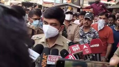 🔴 प्रयागराज में एक ही परिवार के चार लोगों की निर्मम हत्या, इलाके में सनसनी
🔴 करोड़पति वैश्य परिवार के चार सदस्यों के शव मिलने से मचा हड़कंप
🔴 घर के अंदर मिला रहस्यमयी संदेश, पुलिस हर एंगल से कर रही जांच
📰 रिपोर्ट सुनील यादव/राजेश सोनकर
उत्तर प्रदेश के प्रयागराज शहर में एक ही परिवार के चार सदस्यों की हत्या का मामला सामने आने के बाद पूरे इलाके में दहशत का माहौल है। साउथ मलाका स्थित हीवेट रोड चौराहे के पास एक प्रतिष्ठित वैश्य परिवार के घर से चार शव बरामद हुए हैं। घटना का खुलासा तब हुआ जब घर से बदबू आने पर पड़ोसियों ने पुलिस को सूचना दी। पुलिस, फॉरेंसिक टीम और वरिष्ठ अधिकारी मौके पर पहुंचकर मामले की गहन जांच में जुट गए हैं।
🟥 बदबू आने पर खुला चारहरे हत्याकांड का राज
प्रयागराज। शहर के साउथ मलाका इलाके में मंगलवार को उस समय हड़कंप मच गया जब पड़ोसियों को एक मकान से तेज दुर्गंध महसूस हुई। कई बार आवाज लगाने और दरवाजा खटखटाने के बावजूद कोई जवाब नहीं मिला तो स्थानीय लोगों ने पुलिस को सूचना दी।
सूचना पर पहुंची पुलिस ने मकान का ताला तोड़कर अंदर प्रवेश किया। अंदर का दृश्य देखकर पुलिसकर्मी भी स्तब्ध रह गए। घर के अलग-अलग हिस्सों में एक ही परिवार के चार सदस्यों के शव पड़े मिले।
🟥 पति-पत्नी, बेटी और बेटे की हत्या
पुलिस के अनुसार मृतकों की पहचान वीरेंद्र कुमार वैश्य (70), उनकी पत्नी अनीता वैश्य (65), बेटी मीनाक्षी (40) और बेटे अभिषेक (38) के रूप में हुई है।
वीरेंद्र कुमार और उनकी पत्नी के शव एक कमरे में मिले, जबकि बेटी का शव दूसरे कमरे से बरामद हुआ। वहीं बेटे अभिषेक का शव घर के निचले हिस्से में स्थित दुकान के अंदर मिला, जो बाहर से बंद थी।
तीनों कमरों में खून के निशान और सिर पर गंभीर चोटों के संकेत मिलने से हत्या की आशंका मजबूत हुई है। प्रारंभिक जांच में लग रहा है कि घटना कई घंटे पहले या उससे भी पहले की हो सकती है।
🟥 रहस्यमयी संदेश ने बढ़ाई जांच की दिशा
घटनास्थल से पुलिस को एक गत्ते पर लिखा संदेश भी मिला है, जिसमें कथित रूप से लिखा था— "बंटी, बबली और बहू ने मारा।"
इस संदेश के मिलने के बाद जांच एजेंसियों ने कई संभावित कोणों पर पड़ताल शुरू कर दी है। पुलिस यह भी जांच कर रही है कि यह संदेश किसने लिखा और इसका घटना से क्या संबंध है।
🟥 परिवार का एक सदस्य जेल में बंद
जानकारी के अनुसार परिवार का एक अन्य बेटा वर्तमान में धोखाधड़ी से जुड़े एक मामले में कौशांबी जेल में निरुद्ध बताया जा रहा है। ऐसे में पुलिस परिवार की पृष्ठभूमि, रिश्तों, आर्थिक लेनदेन और अन्य संभावित विवादों की भी जांच कर रही है।
🟥 फॉरेंसिक टीम और पुलिस जुटी जांच में
घटना की गंभीरता को देखते हुए पुलिस के वरिष्ठ अधिकारी, फॉरेंसिक विशेषज्ञ और अपराध शाखा की टीमें मौके पर पहुंचीं। घटनास्थल से साक्ष्य एकत्र किए जा रहे हैं और आसपास लगे सीसीटीवी कैमरों की फुटेज भी खंगाली जा रही है।
पुलिस का कहना है कि अभी किसी निष्कर्ष पर पहुंचना जल्दबाजी होगी। जांच के सभी पहलुओं पर गंभीरता से काम किया जा रहा है।
🟥 वायरल फैक्ट: शहर में चर्चा का केंद्र बना हत्याकांड
एक ही परिवार के चार लोगों की हत्या की खबर सामने आते ही सोशल मीडिया पर यह मामला तेजी से वायरल हो गया। लोग इस हत्याकांड को हाल के वर्षों की सबसे सनसनीखेज घटनाओं में से एक बता रहे हैं। हालांकि पुलिस ने लोगों से अपील की है कि जांच पूरी होने से पहले किसी भी अपुष्ट जानकारी पर विश्वास न करें।
प्रयागराज का यह सामूहिक हत्याकांड कई अनसुलझे सवाल छोड़ गया है। आखिर एक ही परिवार के चार लोगों की हत्या किसने और क्यों की? घटनास्थल से मिला संदेश क्या जांच की दिशा बदल देगा? इन सवालों के जवाब अब पुलिस जांच और फॉरेंसिक रिपोर्ट से ही सामने आ सकेंगे। फिलहाल पूरा शहर इस दर्दनाक घटना से स्तब्ध है और दोषियों की गिरफ्तारी की प्रतीक्षा कर रहा है।
📢 ND NEWS की अपील
✅ किसी भी संदिग्ध गतिविधि की सूचना तत्काल पुलिस को दें।
✅ पड़ोस और समाज में सतर्कता बनाए रखें तथा अकेले रहने वाले बुजुर्गों की सुरक्षा पर विशेष ध्यान दें।
✅ सोशल मीडिया पर अपुष्ट और भ्रामक सूचनाएं साझा न करें।
✅ कानून व्यवस्था बनाए रखने में पुलिस और प्रशासन का सहयोग करें।
✅ अपराधों की रोकथाम के लिए मोहल्ला निगरानी और सामुदायिक जागरूकता बढ़ाई जाए।
✅ गंभीर मामलों में निष्पक्ष जांच और त्वरित न्याय ही समाज में विश्वास बनाए रखने का सबसे बड़ा माध्यम है।
👇👇👇
#NDNews
#दैनिक_निष्पक्ष_धारा
#PrayagrajNews
#SouthMalaka
#HewettRoad
#MurderMystery
#PrayagrajMurderCase
#UPPolice
#BreakingNews
#CrimeNews
#Prayagraj
#NDNewsChannel
#VirendraVaishya
#TripleMurder
#FamilyMurderCase
👇👇
@dgpup
@UPGovt
@RSSorg
@Uppolice
@wpl1090
@RSSgeet
@MIB_India
@PMOIndia
@HMOIndia
@VHPDigital
@CMOUP_RC
@myogioffice
@InfoDeptUP
@CMOfficeUP
@ChiefSecyUP
@MahantYogiG
@ChiefSecyUP
@BajrangDalOrg
@myogiadityanath
@112UttarPradesh
@UPPViralCheck
@UpPolicemitra
@prayagraj_pol
@ADGZonPrayagraj
@DM_PRAYAGRAJ
@CommissionerPrg
@NigamPrayagraj
@Prayagraj_TP
@PROdefprayagraj
👇👇
🟥 ND NEWS | दैनिक निष्पक्ष धारा
मुख्य संपादक / संस्थापक: राजन सिंह हाड़ा
📍 कार्यालय-3: U158, हीरा स्वीट्स के पास, विकास मार्ग, लक्ष्मी नगर, पूर्वी दिल्ली, पिन कोड – 110092 (NCR)
📍 कार्यालय-2: विधानसभा रोड, बर्लिंगटन चौराहा, लखनऊ – 226001 (UP)
📍 कार्यालय-1: 1/1 अटल बिहारी चौराहा, नियर बर्मा चौराहा, फतेहपुर – 212601 (UP)
📅 दिनांक: 03 जून 2026
📆 दिन: बुधवार
📧 Email: ndnewschannel@gmail.com
📞 मोबाइल: 9696119696