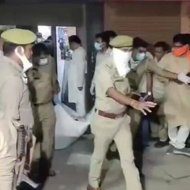 🔴 प्रयागराज में एक ही परिवार के चार लोगों की निर्मम हत्या, इलाके में सनसनी
🔴 करोड़पति वैश्य परिवार के चार सदस्यों के शव मिलने से मचा हड़कंप
🔴 घर के अंदर मिला रहस्यमयी संदेश, पुलिस हर एंगल से कर रही जांच
📰 रिपोर्ट सुनील यादव/राजेश सोनकर
उत्तर प्रदेश के प्रयागराज शहर में एक ही परिवार के चार सदस्यों की हत्या का मामला सामने आने के बाद पूरे इलाके में दहशत का माहौल है। साउथ मलाका स्थित हीवेट रोड चौराहे के पास एक प्रतिष्ठित वैश्य परिवार के घर से चार शव बरामद हुए हैं। घटना का खुलासा तब हुआ जब घर से बदबू आने पर पड़ोसियों ने पुलिस को सूचना दी। पुलिस, फॉरेंसिक टीम और वरिष्ठ अधिकारी मौके पर पहुंचकर मामले की गहन जांच में जुट गए हैं।
🟥 बदबू आने पर खुला चारहरे हत्याकांड का राज
प्रयागराज। शहर के साउथ मलाका इलाके में मंगलवार को उस समय हड़कंप मच गया जब पड़ोसियों को एक मकान से तेज दुर्गंध महसूस हुई। कई बार आवाज लगाने और दरवाजा खटखटाने के बावजूद कोई जवाब नहीं मिला तो स्थानीय लोगों ने पुलिस को सूचना दी।
सूचना पर पहुंची पुलिस ने मकान का ताला तोड़कर अंदर प्रवेश किया। अंदर का दृश्य देखकर पुलिसकर्मी भी स्तब्ध रह गए। घर के अलग-अलग हिस्सों में एक ही परिवार के चार सदस्यों के शव पड़े मिले।
🟥 पति-पत्नी, बेटी और बेटे की हत्या
पुलिस के अनुसार मृतकों की पहचान वीरेंद्र कुमार वैश्य (70), उनकी पत्नी अनीता वैश्य (65), बेटी मीनाक्षी (40) और बेटे अभिषेक (38) के रूप में हुई है।
वीरेंद्र कुमार और उनकी पत्नी के शव एक कमरे में मिले, जबकि बेटी का शव दूसरे कमरे से बरामद हुआ। वहीं बेटे अभिषेक का शव घर के निचले हिस्से में स्थित दुकान के अंदर मिला, जो बाहर से बंद थी।
तीनों कमरों में खून के निशान और सिर पर गंभीर चोटों के संकेत मिलने से हत्या की आशंका मजबूत हुई है। प्रारंभिक जांच में लग रहा है कि घटना कई घंटे पहले या उससे भी पहले की हो सकती है।
🟥 रहस्यमयी संदेश ने बढ़ाई जांच की दिशा
घटनास्थल से पुलिस को एक गत्ते पर लिखा संदेश भी मिला है, जिसमें कथित रूप से लिखा था— "बंटी, बबली और बहू ने मारा।"
इस संदेश के मिलने के बाद जांच एजेंसियों ने कई संभावित कोणों पर पड़ताल शुरू कर दी है। पुलिस यह भी जांच कर रही है कि यह संदेश किसने लिखा और इसका घटना से क्या संबंध है।
🟥 परिवार का एक सदस्य जेल में बंद
जानकारी के अनुसार परिवार का एक अन्य बेटा वर्तमान में धोखाधड़ी से जुड़े एक मामले में कौशांबी जेल में निरुद्ध बताया जा रहा है। ऐसे में पुलिस परिवार की पृष्ठभूमि, रिश्तों, आर्थिक लेनदेन और अन्य संभावित विवादों की भी जांच कर रही है।
🟥 फॉरेंसिक टीम और पुलिस जुटी जांच में
घटना की गंभीरता को देखते हुए पुलिस के वरिष्ठ अधिकारी, फॉरेंसिक विशेषज्ञ और अपराध शाखा की टीमें मौके पर पहुंचीं। घटनास्थल से साक्ष्य एकत्र किए जा रहे हैं और आसपास लगे सीसीटीवी कैमरों की फुटेज भी खंगाली जा रही है।
पुलिस का कहना है कि अभी किसी निष्कर्ष पर पहुंचना जल्दबाजी होगी। जांच के सभी पहलुओं पर गंभीरता से काम किया जा रहा है।
🟥 वायरल फैक्ट: शहर में चर्चा का केंद्र बना हत्याकांड
एक ही परिवार के चार लोगों की हत्या की खबर सामने आते ही सोशल मीडिया पर यह मामला तेजी से वायरल हो गया। लोग इस हत्याकांड को हाल के वर्षों की सबसे सनसनीखेज घटनाओं में से एक बता रहे हैं। हालांकि पुलिस ने लोगों से अपील की है कि जांच पूरी होने से पहले किसी भी अपुष्ट जानकारी पर विश्वास न करें।
प्रयागराज का यह सामूहिक हत्याकांड कई अनसुलझे सवाल छोड़ गया है। आखिर एक ही परिवार के चार लोगों की हत्या किसने और क्यों की? घटनास्थल से मिला संदेश क्या जांच की दिशा बदल देगा? इन सवालों के जवाब अब पुलिस जांच और फॉरेंसिक रिपोर्ट से ही सामने आ सकेंगे। फिलहाल पूरा शहर इस दर्दनाक घटना से स्तब्ध है और दोषियों की गिरफ्तारी की प्रतीक्षा कर रहा है।
📢 ND NEWS की अपील
✅ किसी भी संदिग्ध गतिविधि की सूचना तत्काल पुलिस को दें।
✅ पड़ोस और समाज में सतर्कता बनाए रखें तथा अकेले रहने वाले बुजुर्गों की सुरक्षा पर विशेष ध्यान दें।
✅ सोशल मीडिया पर अपुष्ट और भ्रामक सूचनाएं साझा न करें।
✅ कानून व्यवस्था बनाए रखने में पुलिस और प्रशासन का सहयोग करें।
✅ अपराधों की रोकथाम के लिए मोहल्ला निगरानी और सामुदायिक जागरूकता बढ़ाई जाए।
✅ गंभीर मामलों में निष्पक्ष जांच और त्वरित न्याय ही समाज में विश्वास बनाए रखने का सबसे बड़ा माध्यम है।
👇👇👇
#NDNews
#दैनिक_निष्पक्ष_धारा
#PrayagrajNews
#SouthMalaka
#HewettRoad
#MurderMystery
#PrayagrajMurderCase
#UPPolice
#BreakingNews
#CrimeNews
#Prayagraj
#NDNewsChannel
#VirendraVaishya
#TripleMurder
#FamilyMurderCase
👇👇
@dgpup
@UPGovt
@RSSorg
@Uppolice
@wpl1090
@RSSgeet
@MIB_India
@PMOIndia
@HMOIndia
@VHPDigital
@CMOUP_RC
@myogioffice
@InfoDeptUP
@CMOfficeUP
@ChiefSecyUP
@MahantYogiG
@ChiefSecyUP
@BajrangDalOrg
@myogiadityanath
@112UttarPradesh
@UPPViralCheck
@UpPolicemitra
@prayagraj_pol
@ADGZonPrayagraj
@DM_PRAYAGRAJ
@CommissionerPrg
@NigamPrayagraj
@Prayagraj_TP
@PROdefprayagraj
👇👇
🟥 ND NEWS | दैनिक निष्पक्ष धारा
मुख्य संपादक / संस्थापक: राजन सिंह हाड़ा
📍 कार्यालय-3: U158, हीरा स्वीट्स के पास, विकास मार्ग, लक्ष्मी नगर, पूर्वी दिल्ली, पिन कोड – 110092 (NCR)
📍 कार्यालय-2: विधानसभा रोड, बर्लिंगटन चौराहा, लखनऊ – 226001 (UP)
📍 कार्यालय-1: 1/1 अटल बिहारी चौराहा, नियर बर्मा चौराहा, फतेहपुर – 212601 (UP)
📅 दिनांक: 03 जून 2026
📆 दिन: बुधवार
📧 Email: ndnewschannel@gmail.com
📞 मोबाइल: 9696119696