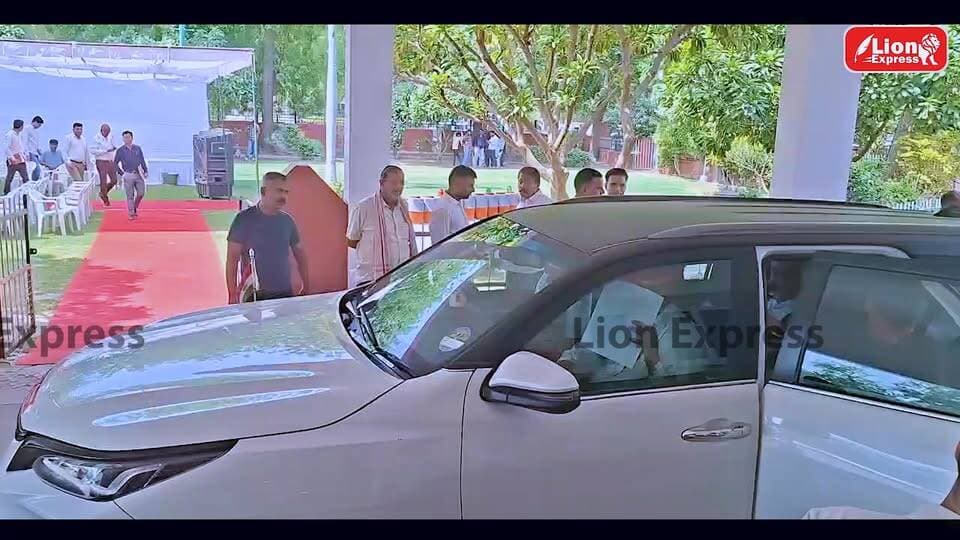 बीकानेर में मंत्री झाबर सिंह खर्रा
सर्किट हाउस में ली विभागीय सीमक्षा बैठक
बैठक में विधायक जेठानंद व्यास, सिद्धि कुमारी व डॉ. विश्वनाथ मेघवाल, ताराचंद सारस्वत हुए शामिल
बैठक में अधिकारियों व विधायकों से लिया फीडबैक
स्थानीय मुद्दे व समस्याओं पर हुई बात
विभागीय योजनाओं की समीक्षा की
अब मंत्री झाबर सिंह खर्रा करेंगे प्रेस वार्ता
पत्रकारों से फिर होंगे रूबरू
#lionexpress #bikaner #news #lionews #Bikaner #JhabarSinghKharra #CircuitHouse #ReviewMeeting #DepartmentalMeeting #RajasthanPolitics #MLA #PublicIssues #Development #PressConference #MediaInteraction #LocalNews #RajasthanGovernment