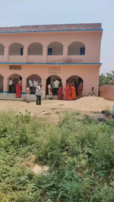 पैक्स चुनाव के दौरान खनेटा में मो/ह*र गा/यब, मतदान कुछ देर बा/धि/त