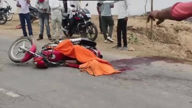सिंगरौली: सिंगरौली में कैंपर की टक्कर से बाइक सवार की मौत: एक गंभीर घायल; ग्रामीणों के हंगामे के बाद पुलिस तैनात