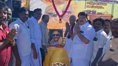 தேனி: கருணாநிதியின் 103 வது பிறந்த நாளை முன்னிட்டு அல்லிநகரத்தில் திமுகவினர் பொதுமக்களுக்கு இனிப்பு வழங்கினர்