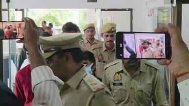 खलीलाबाद: मोबाइल झपटमारी मामले में तीन आरोपियों को गिरफ्तार कर न्यायालय भेजा गया