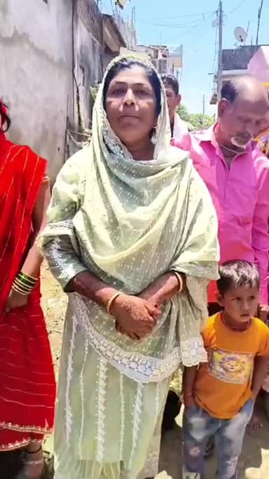 गोरखनाथ कॉलोनी में पानी-सड़क को तरस रही जनता, महिलाओं को खेतों से लाना पड़ रहा पानी।।