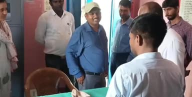 भभुआ: जिला शिक्षा पदाधिकारी ने प्लस टू सर्वोदय उच्च विद्यालय गुड़िया में डिग्री कॉलेज को लेकर किया निरीक्षण